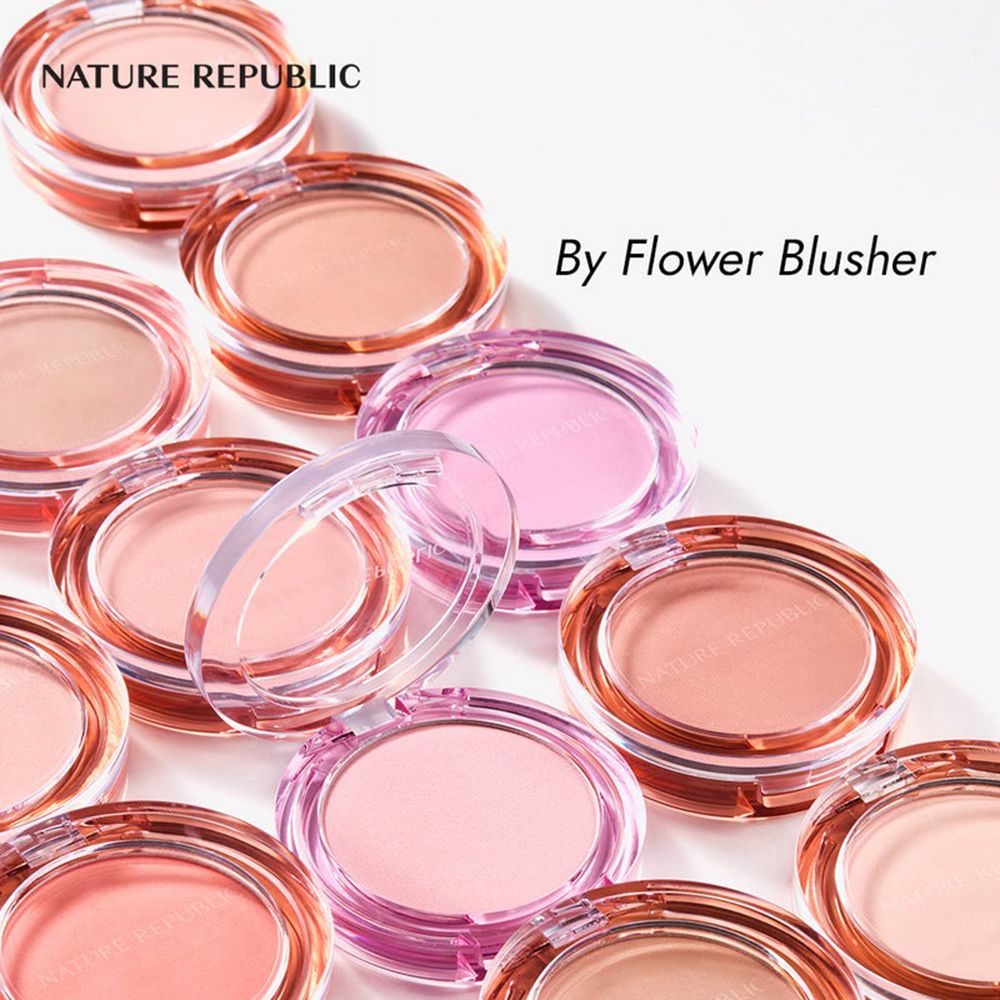 Confezioni di blush rotonde, parzialmente aperte. Scritta: NATURE REPUBLIC, By Flower Blusher. Diverse tonalità di rosa e pesca.