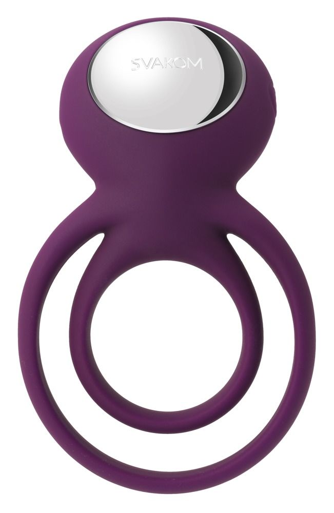 Anello penieno viola con due anelli e stimolatore. Parte superiore con pulsante argentato. Logo SVAKOM. Su sfondo bianco.