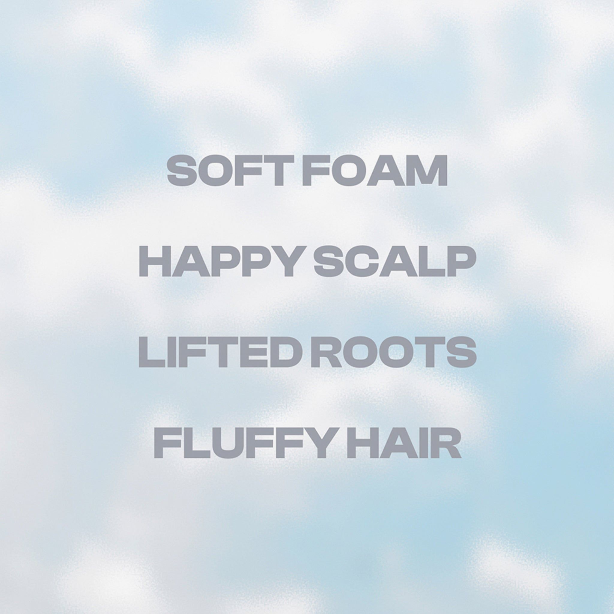 Testo su sfondo blu: SOFT FOAM, HAPPY SCALP, LIFTED ROOTS, FLUFFY HAIR.