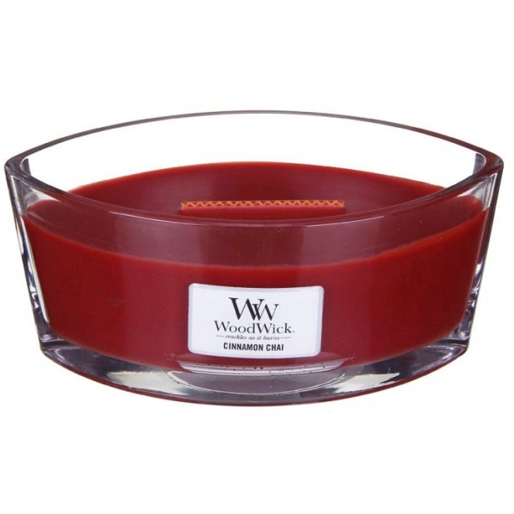 Candela ellittica. Cera rossa, etichetta 'WoodWick' e 'Cinnamon Chai'.