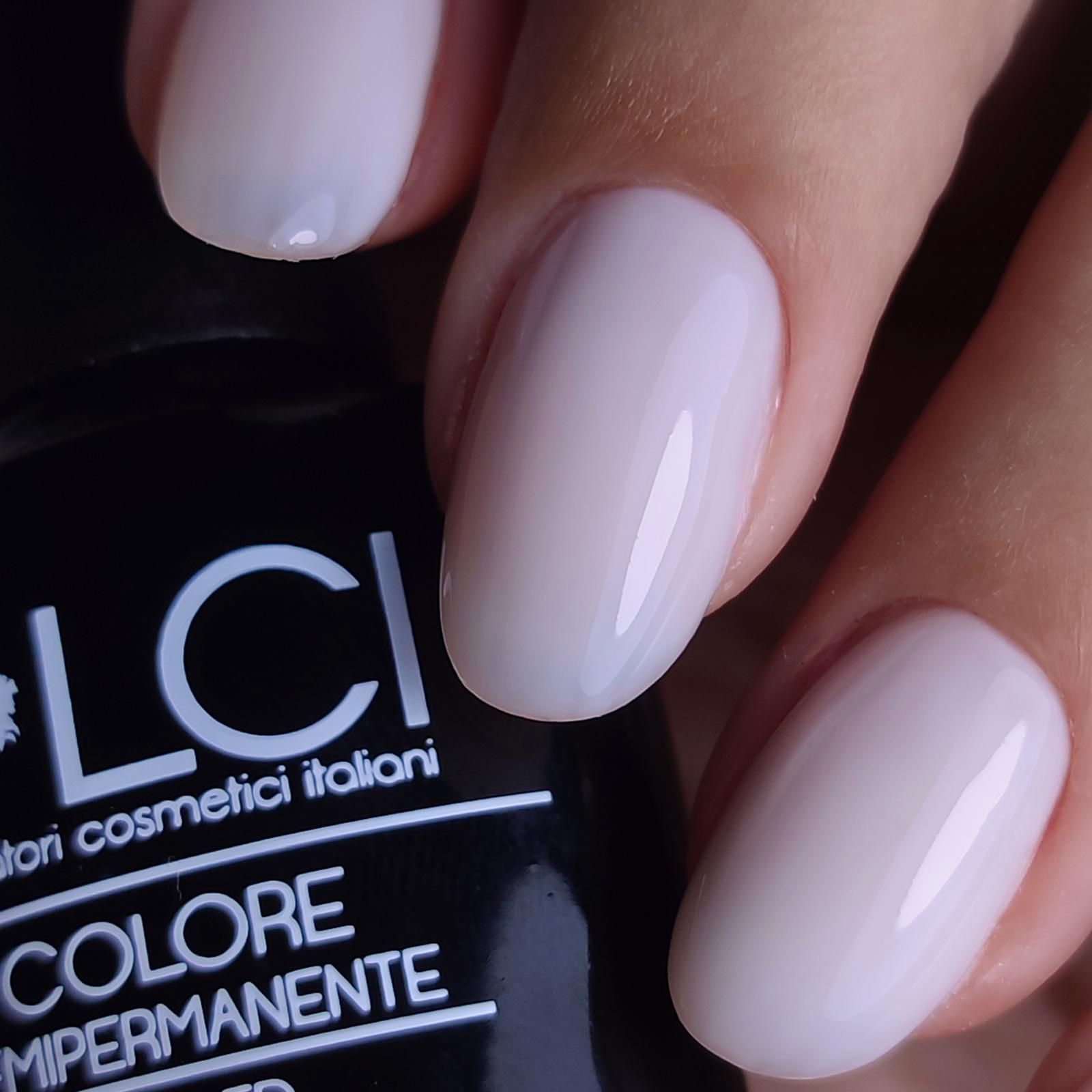 Mano con unghie smaltate. LCI Cosmetics, smalto semipermanente, colore BURRO, bianco.