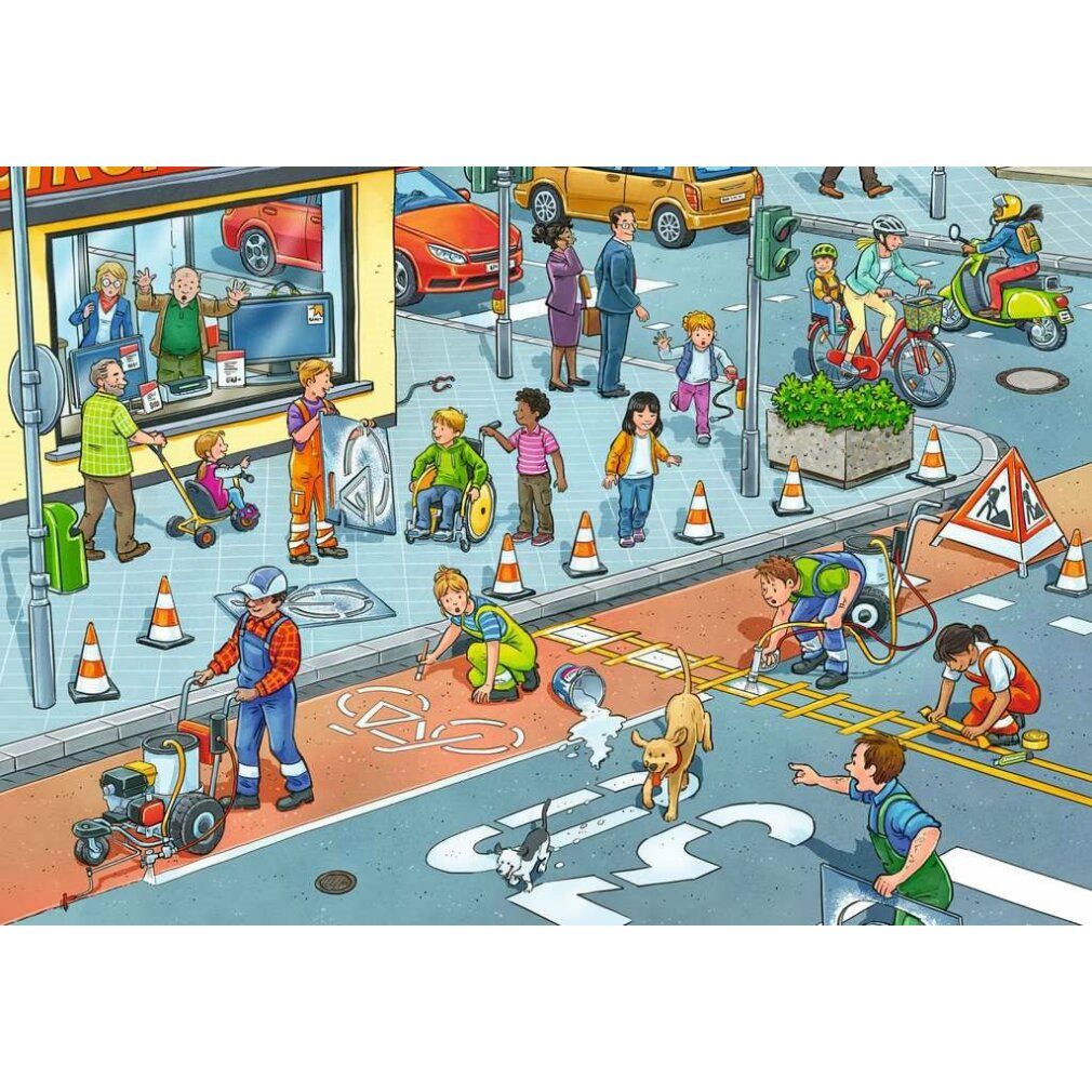 Immagine puzzle: bambini che dipingono pista ciclabile su strada. Persone e veicoli in ambiente urbano. Coni e segnali.