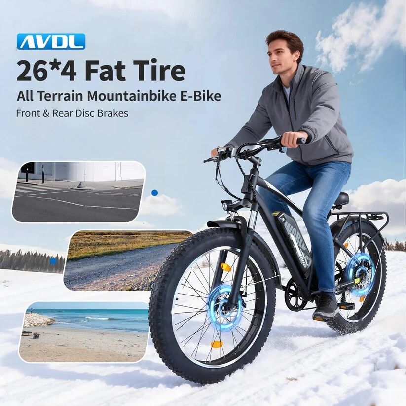 Uomo in bicicletta elettrica. Testo: 26*4 Fat Tire, All Terrain Mountainbike E-Bike, Front & Rear Disc Brakes. Scene: strada, spiaggia.