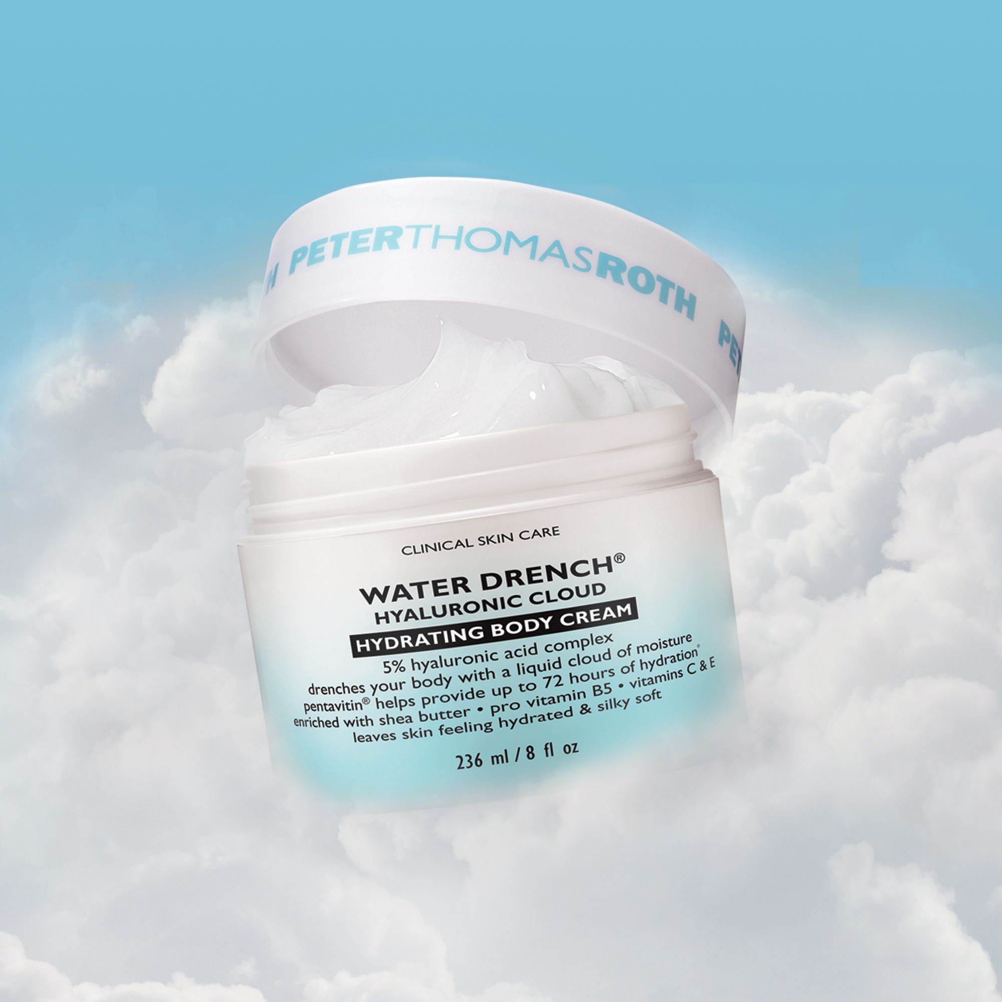 Barattolo di crema aperto con crema. Scritta: Water Drench Hyaluronic Cloud Hydrating Body Cream. Sfondo: nuvole.