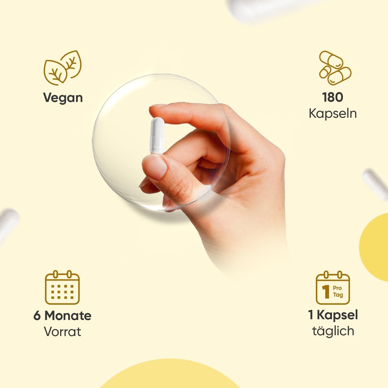 Mano che tiene una capsula bianca. Scritta: Vegano, 180 capsule, 6 mesi di scorta, 1 capsula al giorno. Sfondo giallo.