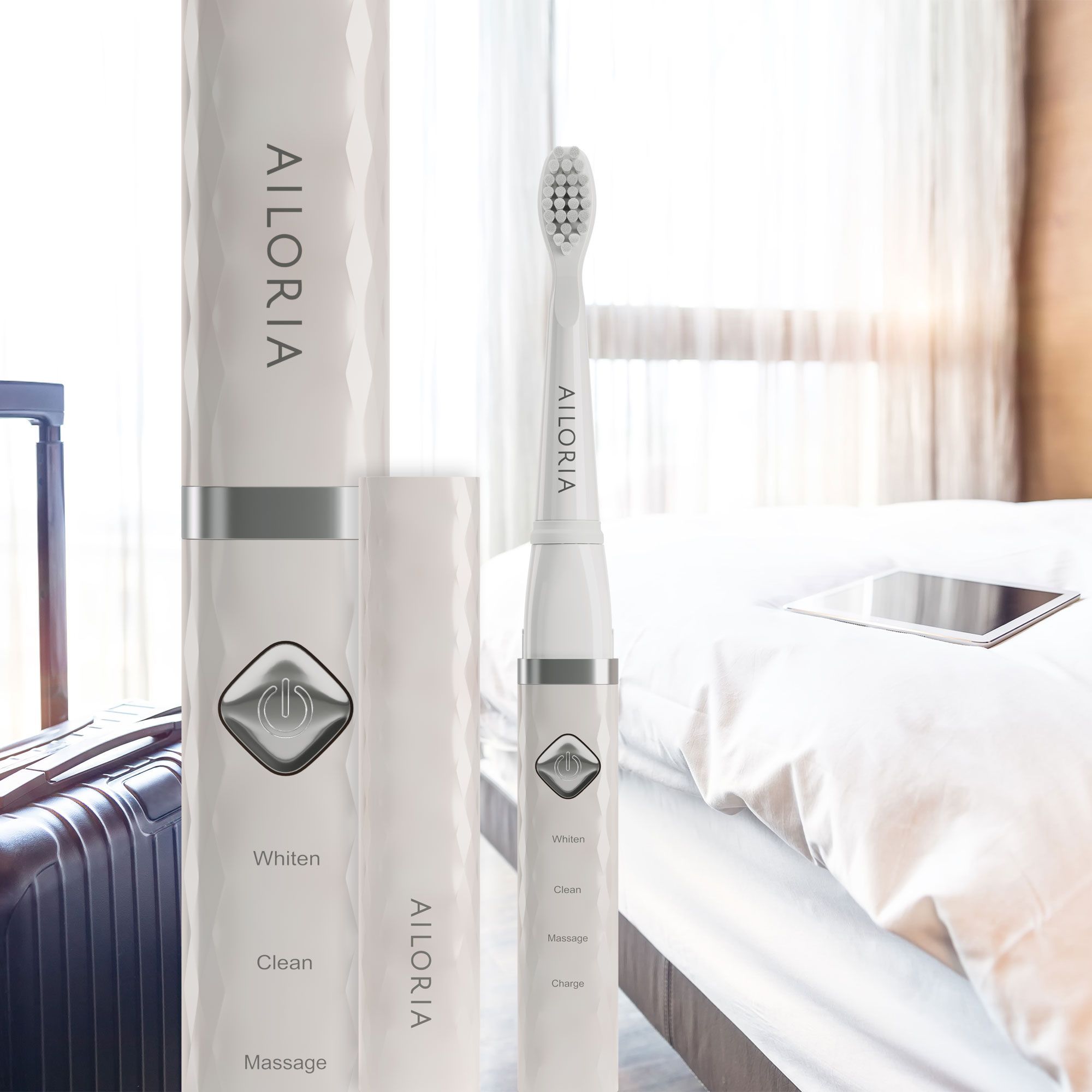 Spazzolino bianco e custodia di ricarica. Su letto e valigia. Marchio AILORIA.