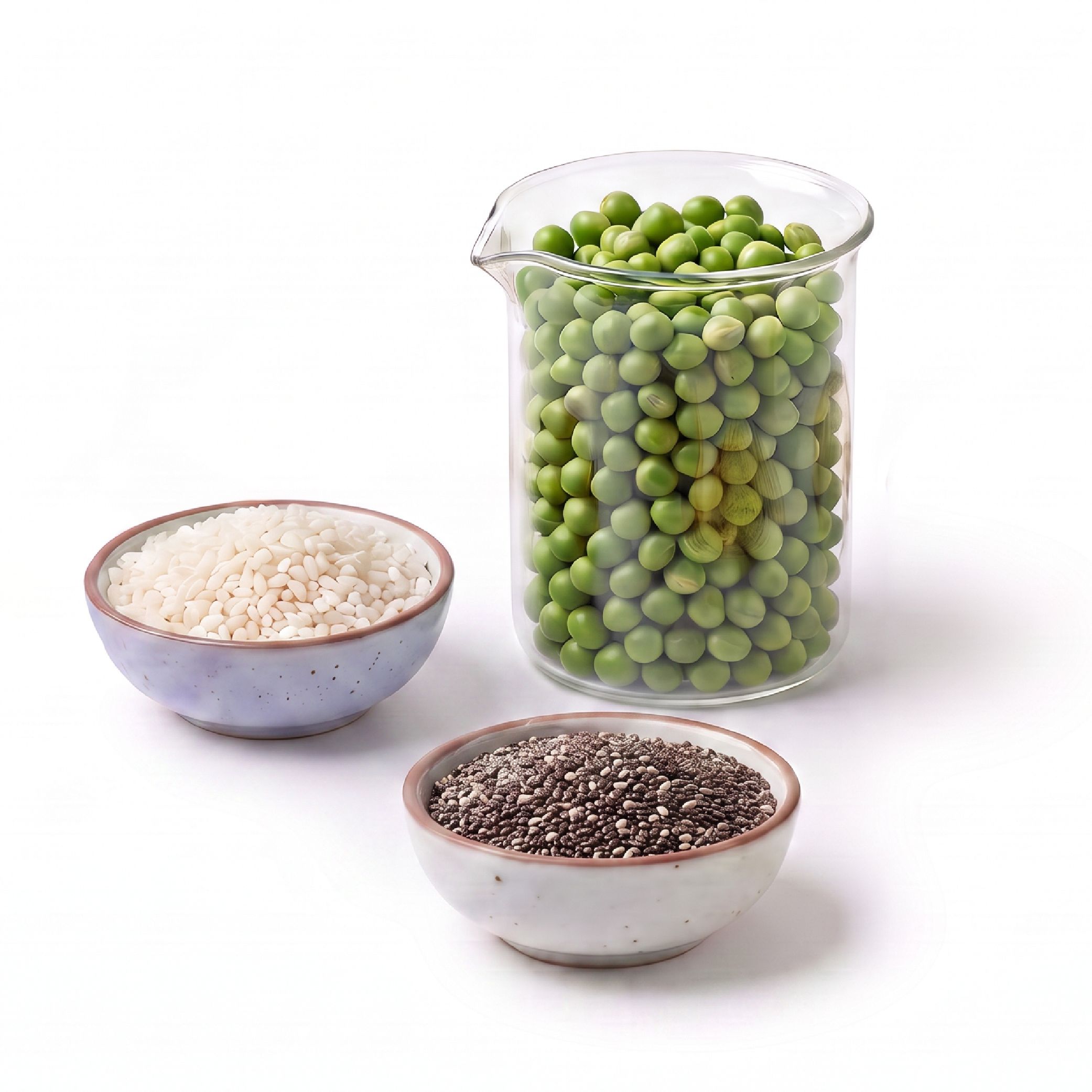 Bicchiere con piselli, ciotole con riso e semi di chia su sfondo bianco.