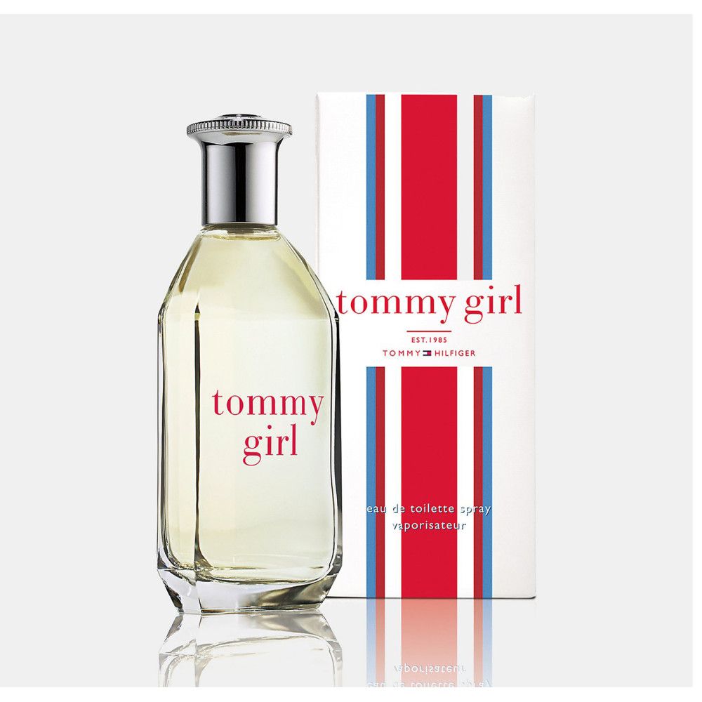 Flacone in vetro con tappo argentato e scritta rossa "tommy girl" accanto alla confezione a strisce. Eau de Toilette Spray.