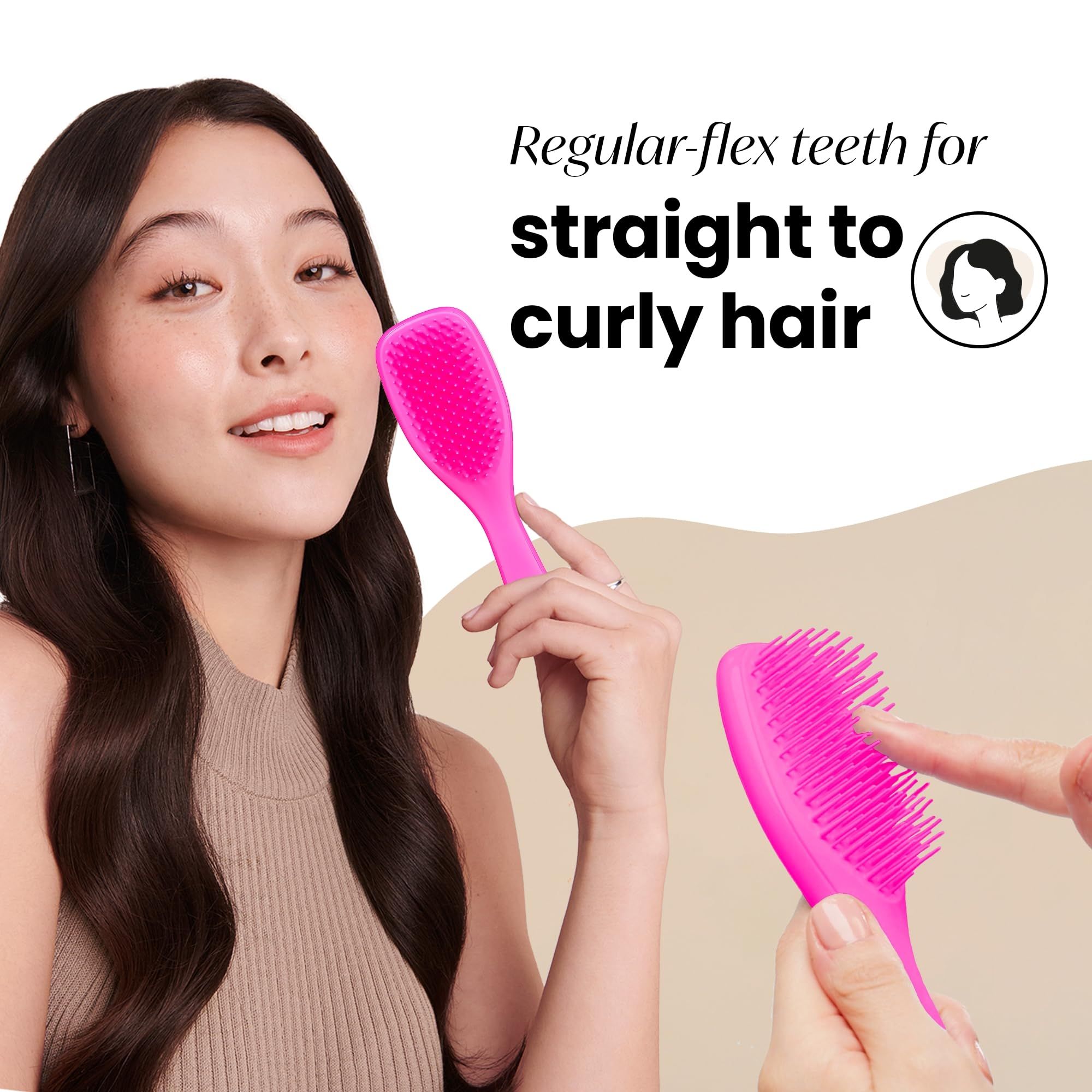 Donna tiene una spazzola rosa. Un'altra spazzola è tenuta da una mano. Testo: Per capelli lisci a ricci.