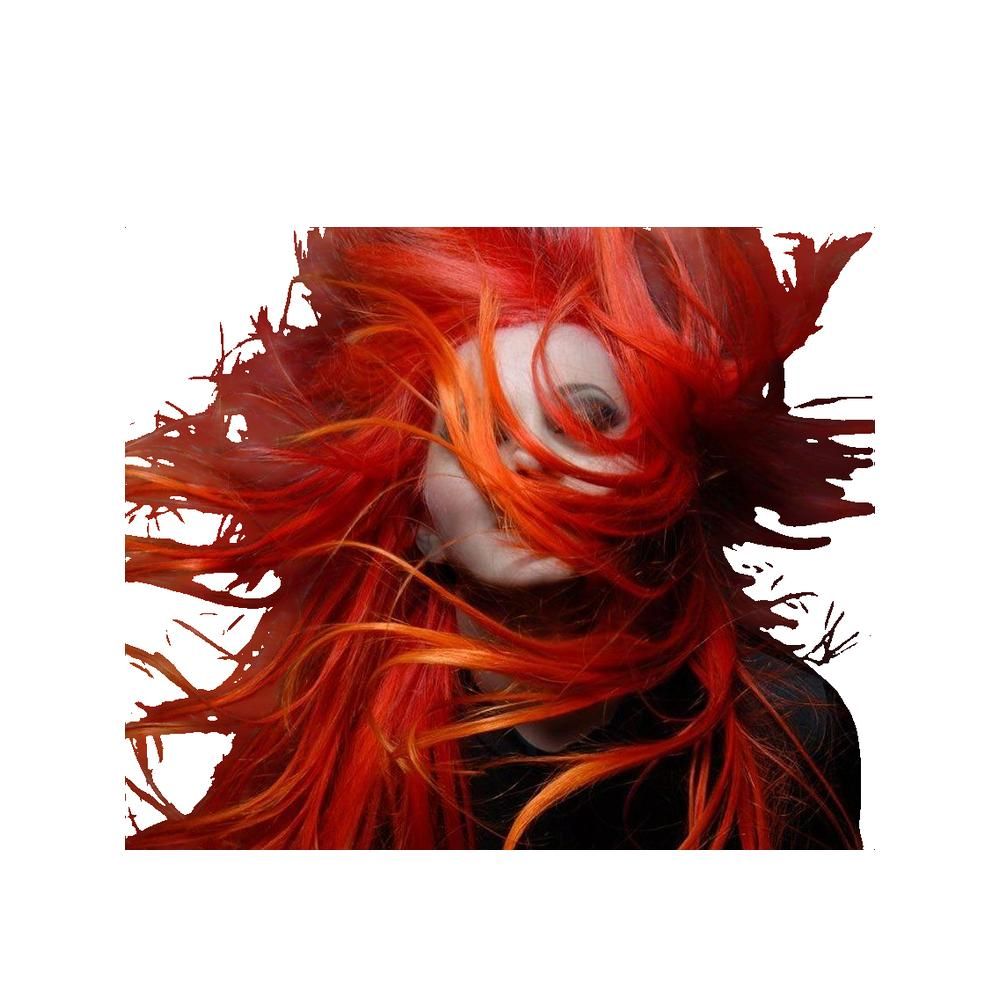 Donna con capelli rossi in movimento. I capelli coprono il viso. Top nero.