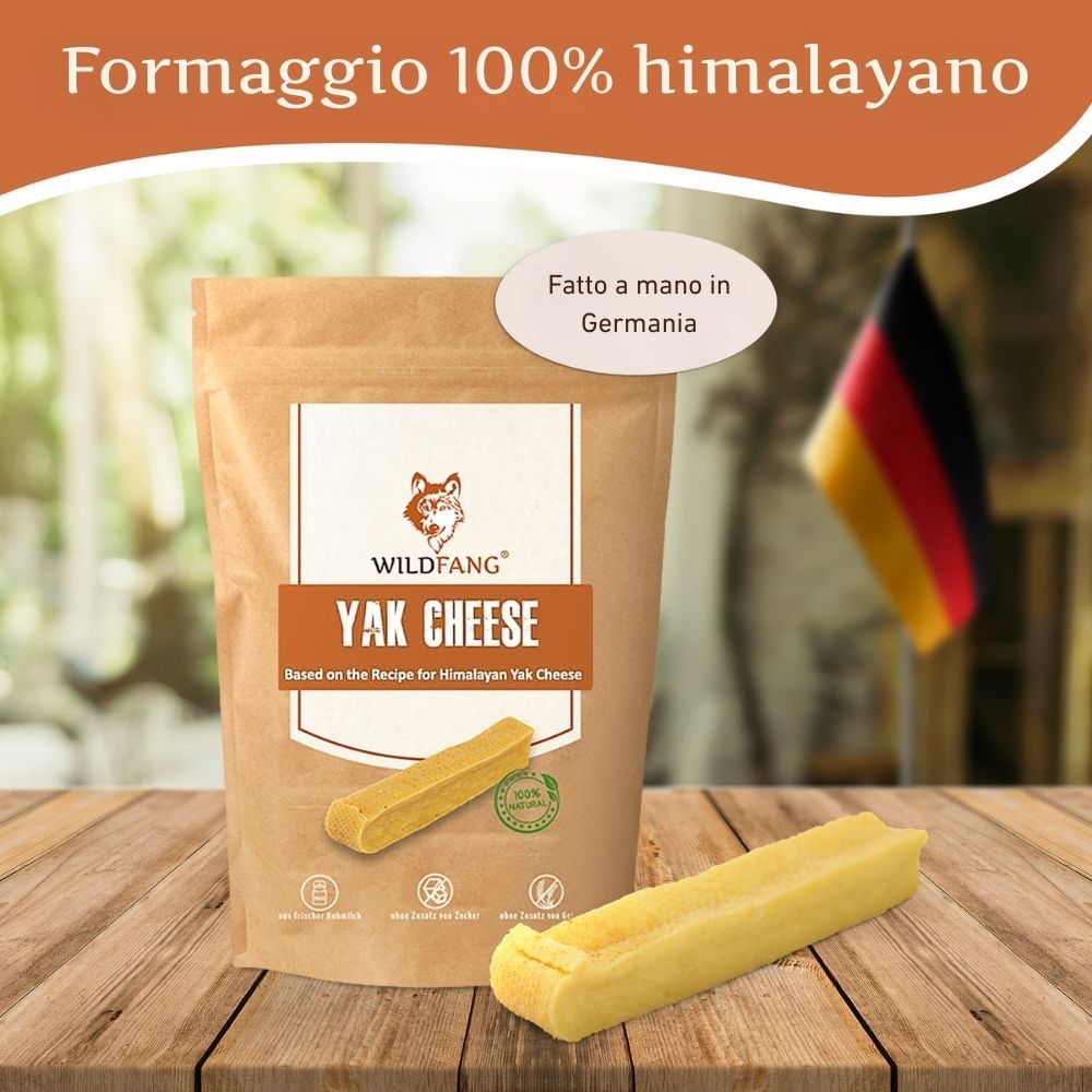 Sacchetto di snack al formaggio di yak per cani. Logo Wildfang. Barretta di formaggio su superficie in legno. Bandiera sullo sfondo.