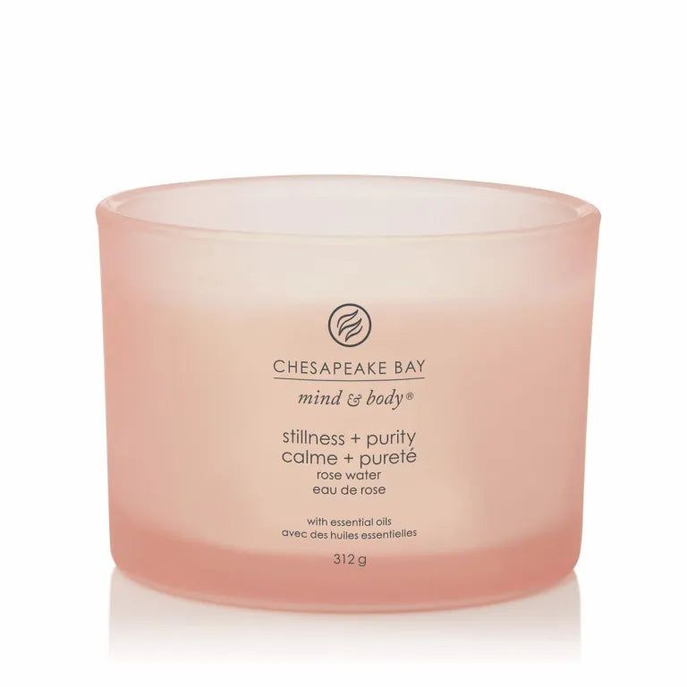 Candela rosa con scritta 'Chesapeake Bay'. Testo: 'stillness + purity', 'rose water'. 3 stoppini. 312g.
