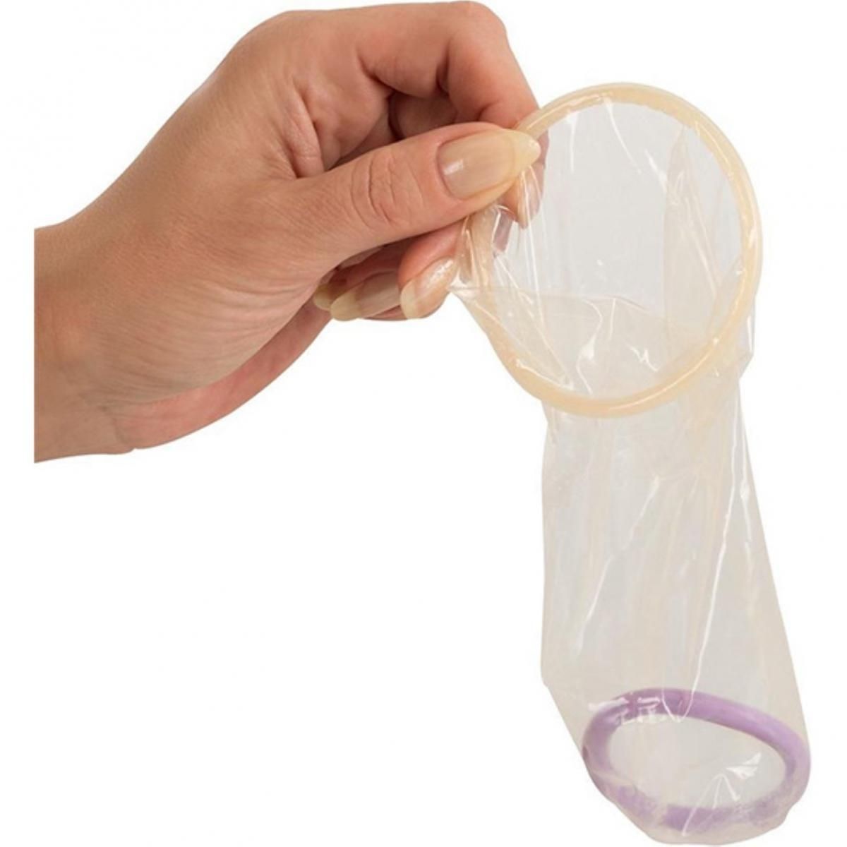 Mano che tiene un preservativo femminile Ormelle in lattice con anello viola.
