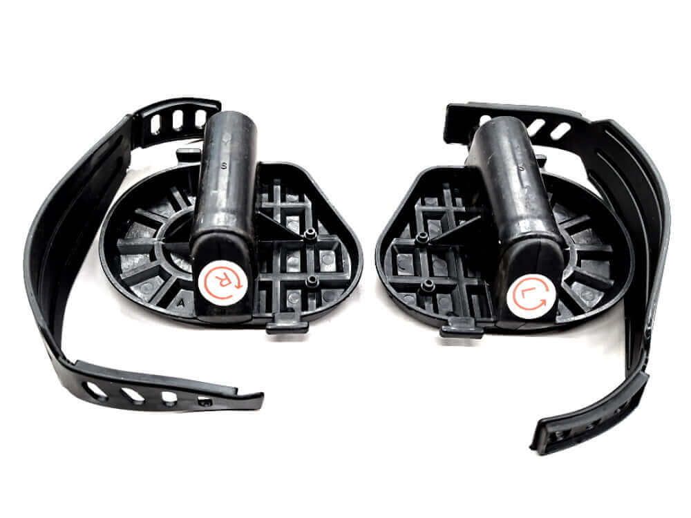 Due pedali neri per bicicletta con cinghie. I pedali mostrano il lato inferiore con indicazioni per sinistra e destra.