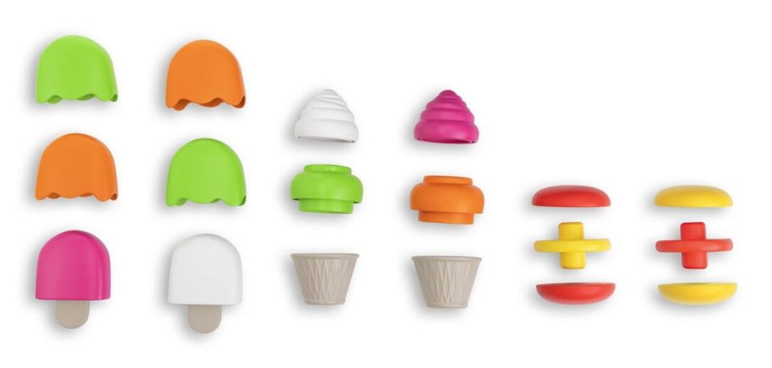 Varie forme di gelato giocattolo e macarons colorati. Include ghiaccioli, coni e macarons. Pezzi su sfondo bianco.