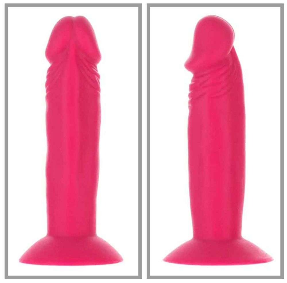 Mini dildo rosa con ventosa, in due viste: frontale e laterale. Il dildo ha una superficie scanalata.