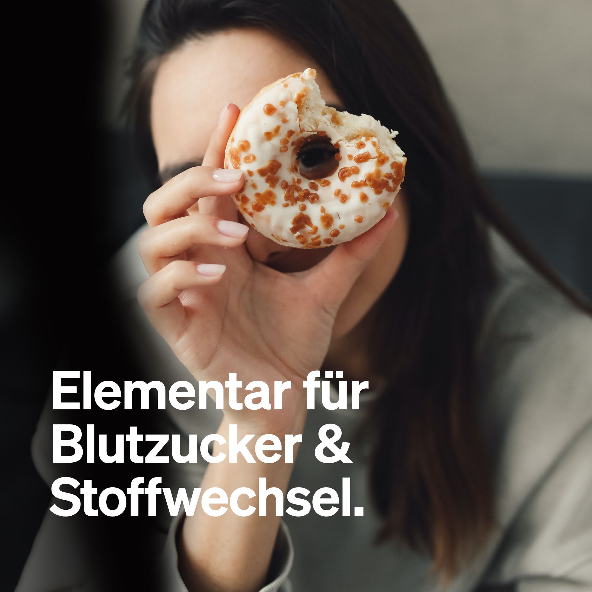 Donna tiene una ciambella davanti al viso. Testo: "Essenziale per la glicemia e il metabolismo."