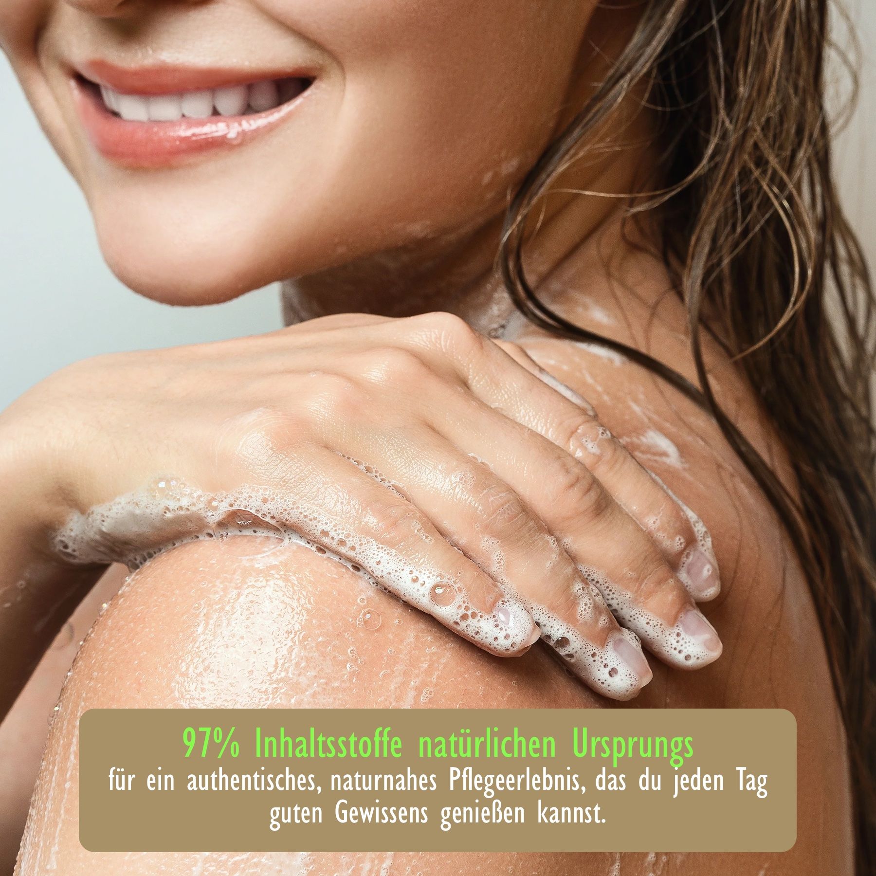 Primo piano di una persona che si lava con il sapone. Il testo dice che il prodotto è composto al 97% da ingredienti naturali.