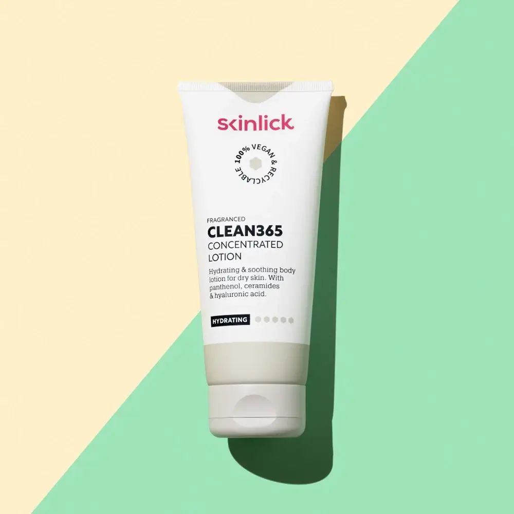 Tubo bianco SKINLICK CLEAN365. Scritta: Lozione concentrata. Vegano e riciclabile.