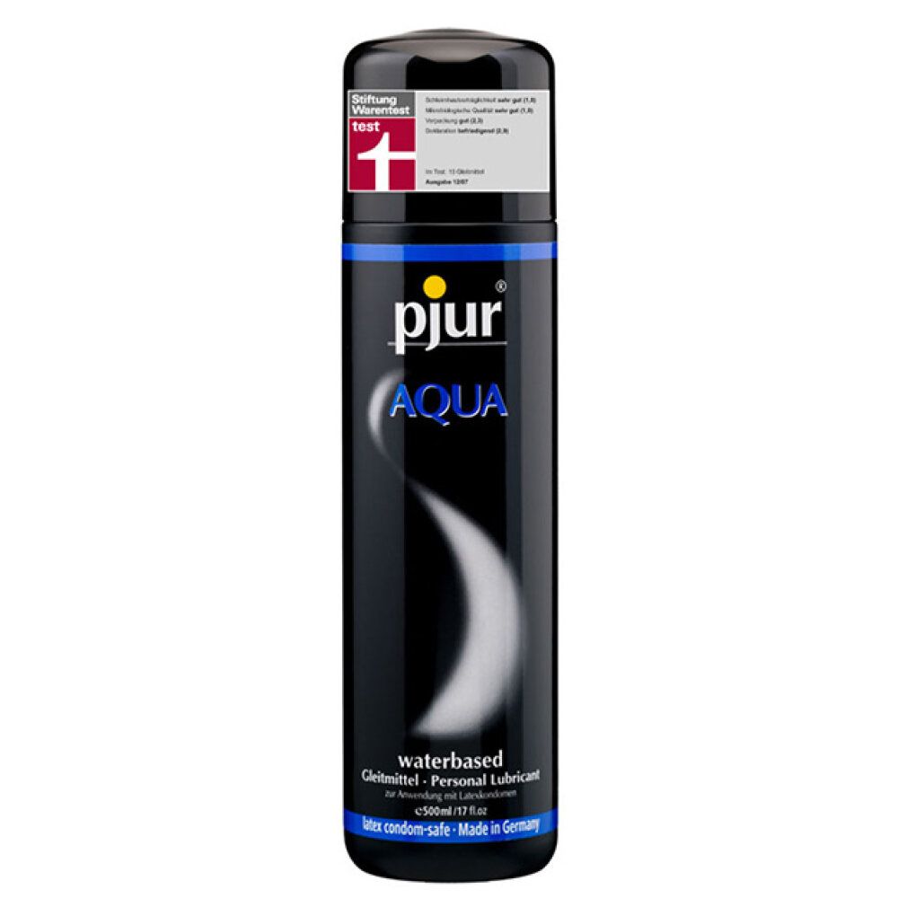 Flacone nero con tappo nero. Scritta: pjur AQUA. Testo: waterbased Gleitmittel, 500ml, latex condom-safe. Made in Germany. Con marchio di qualità.