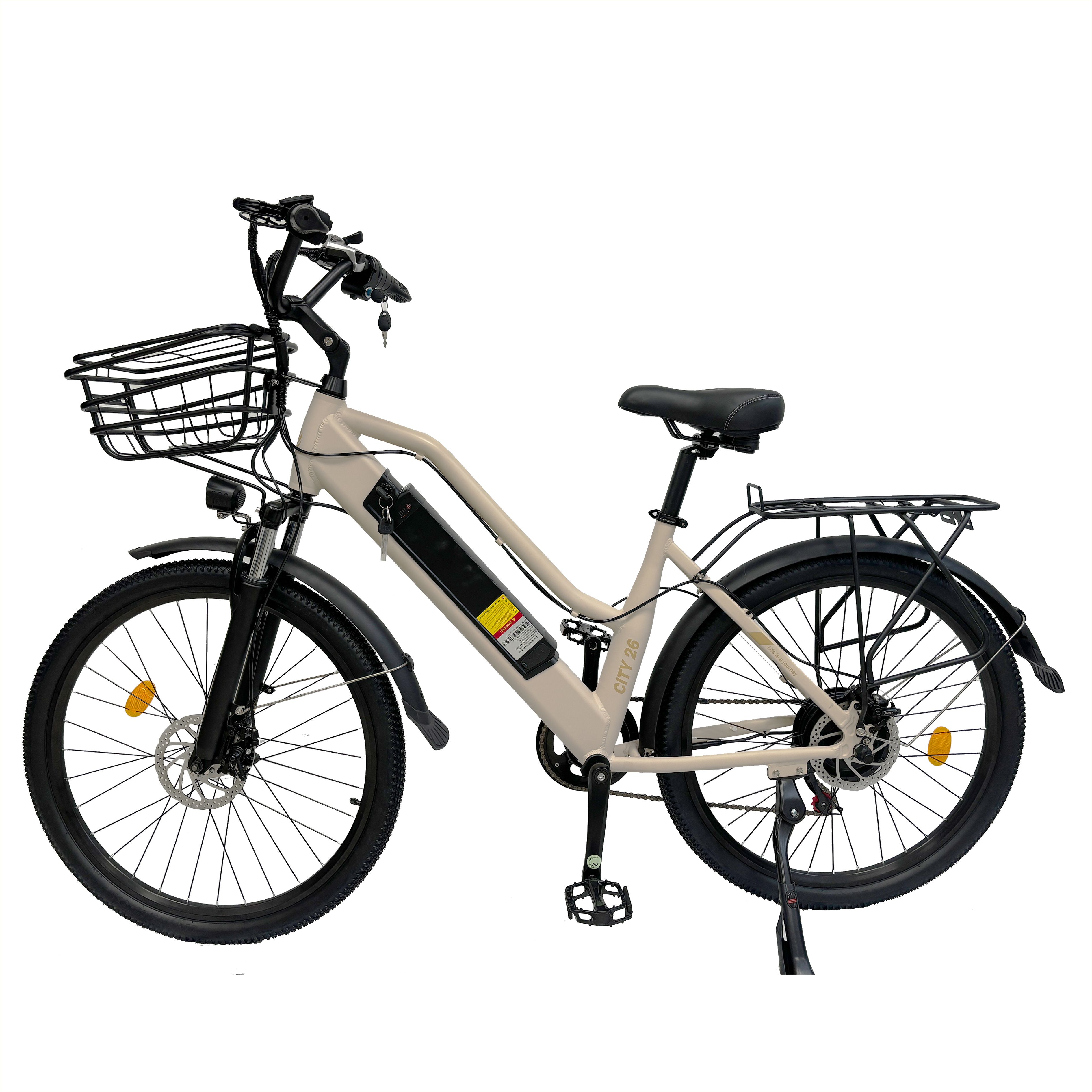 Bicicletta elettrica beige con cestino nero, parafanghi e portapacchi. Pneumatici e sella neri. Avviso batteria giallo.