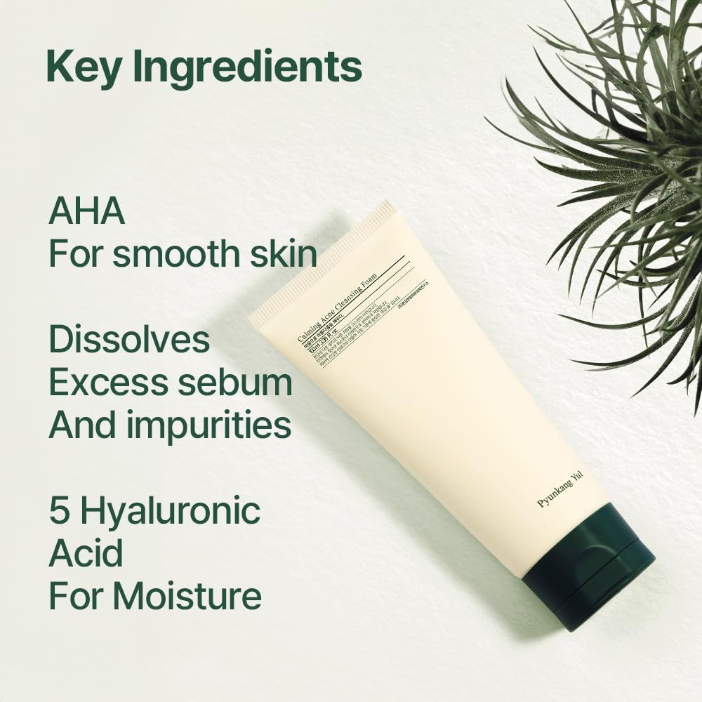 Tubo di schiuma detergente e testo: AHA, per una pelle liscia, scioglie il sebo in eccesso, 5 acido ialuronico per l'idratazione.