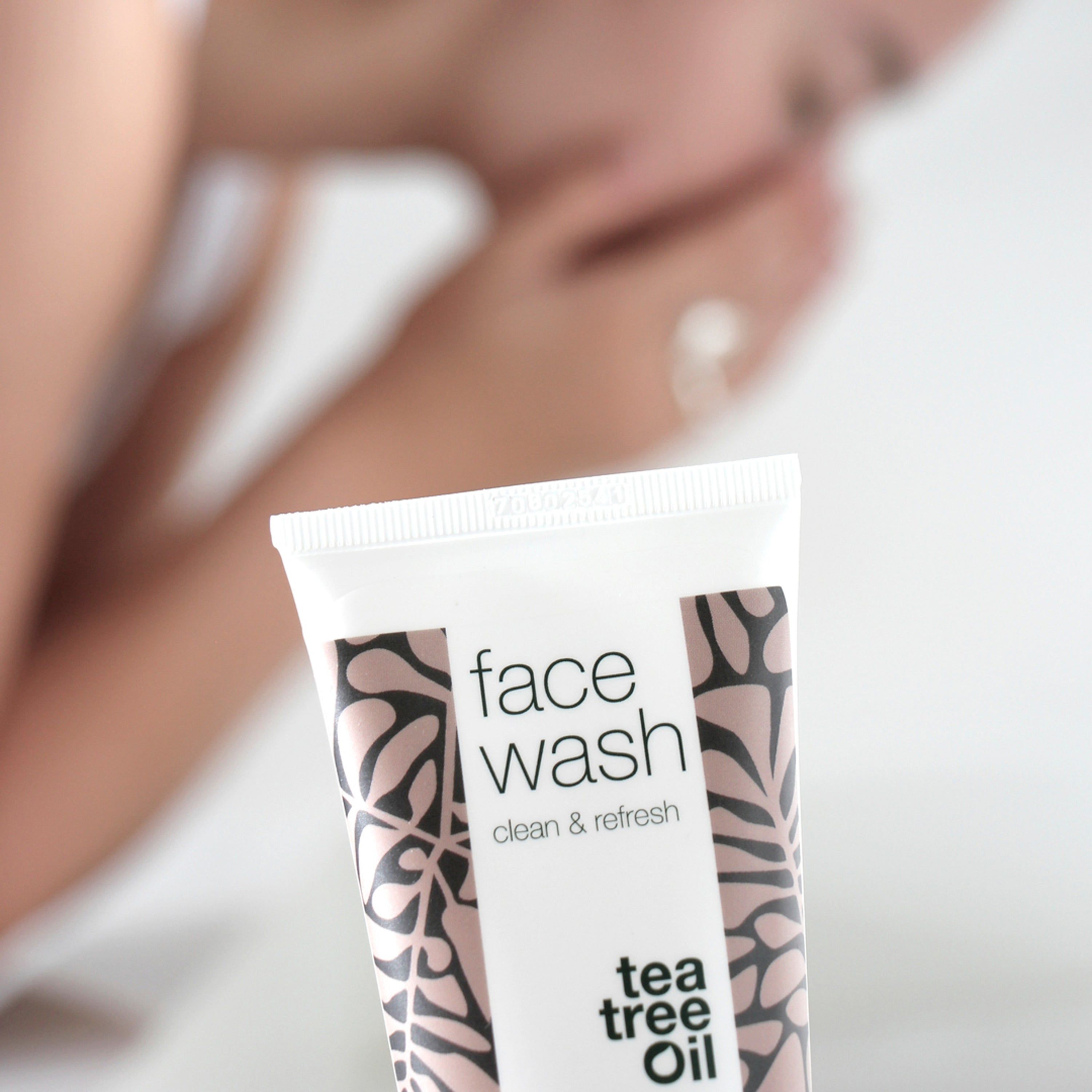 Tubo di detergente viso. Scritta: face wash, cleanse & refresh. Marchio: Australian Bodycare.