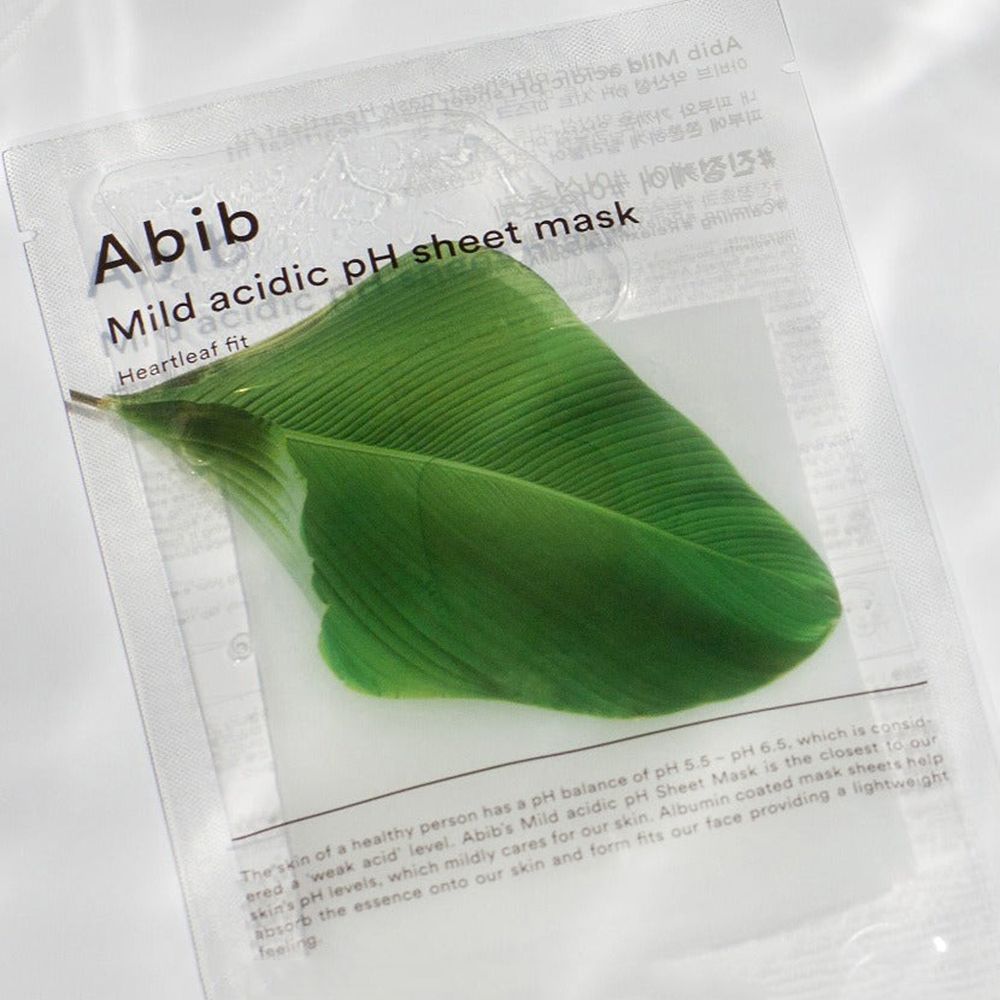Confezione trasparente con foglia e testo. "Abib Mild acidic pH sheet mask Heartleaf fit".