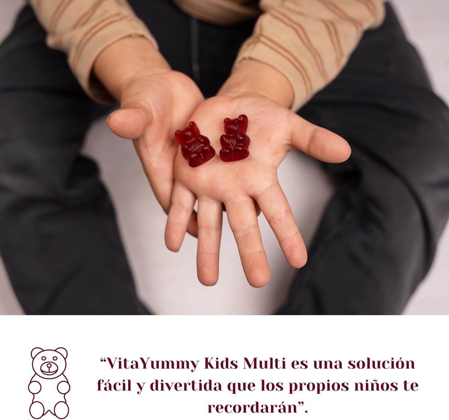 Due orsetti gommosi rossi in una mano. Testo: VitaYummy Kids Multi è una soluzione semplice e divertente che i bambini ricorderanno.