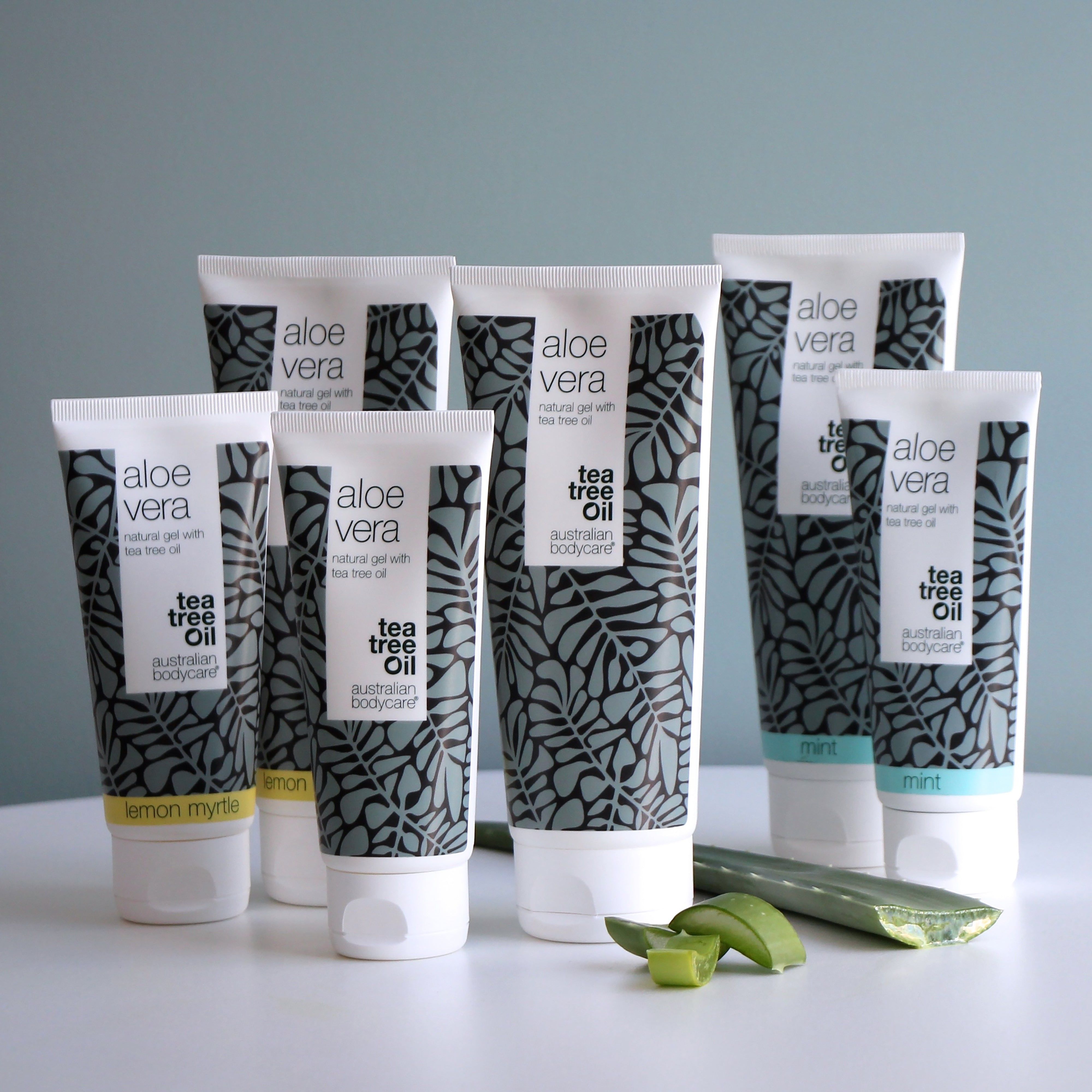 Diversi tubi di gel Aloe Vera. Scritta: Aloe Vera, Tea Tree Oil, Australian Bodycare. Diverse dimensioni e colori.
