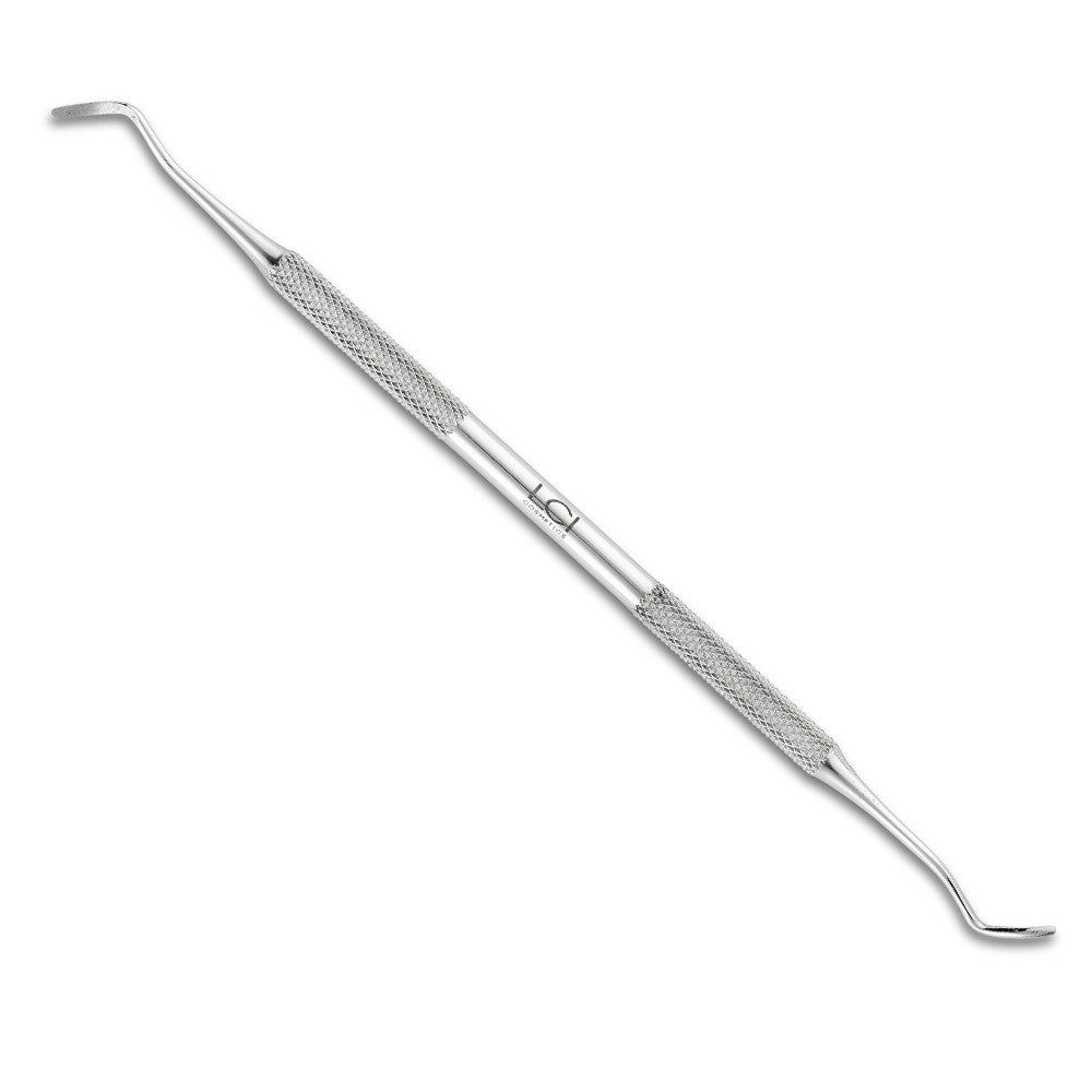 Strumento di pulizia metallico con estremità ricurve e manico zigrinato. Logo LCI Cosmetics visibile.