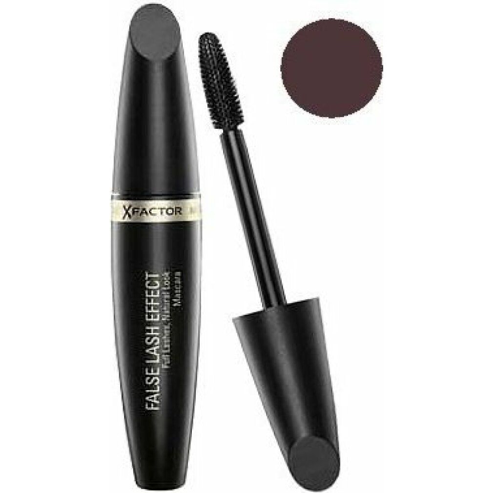 Tubo di mascara nero con etichetta dorata. Scritta: X Factor False Lash Effect. Spazzola accanto, macchia di colore.
