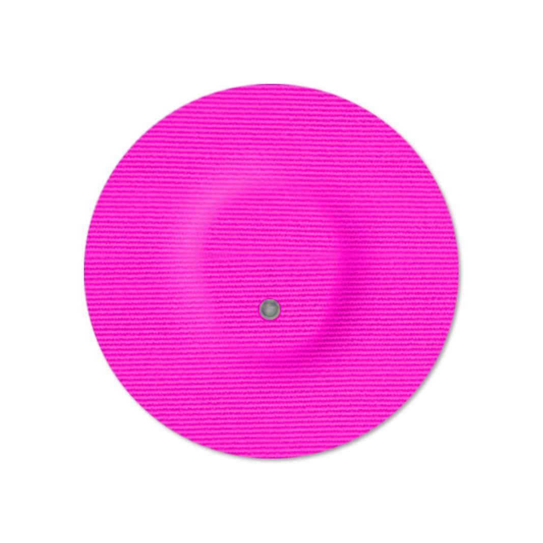 Cerotto rotondo rosa con foro centrale. Superficie tessile.