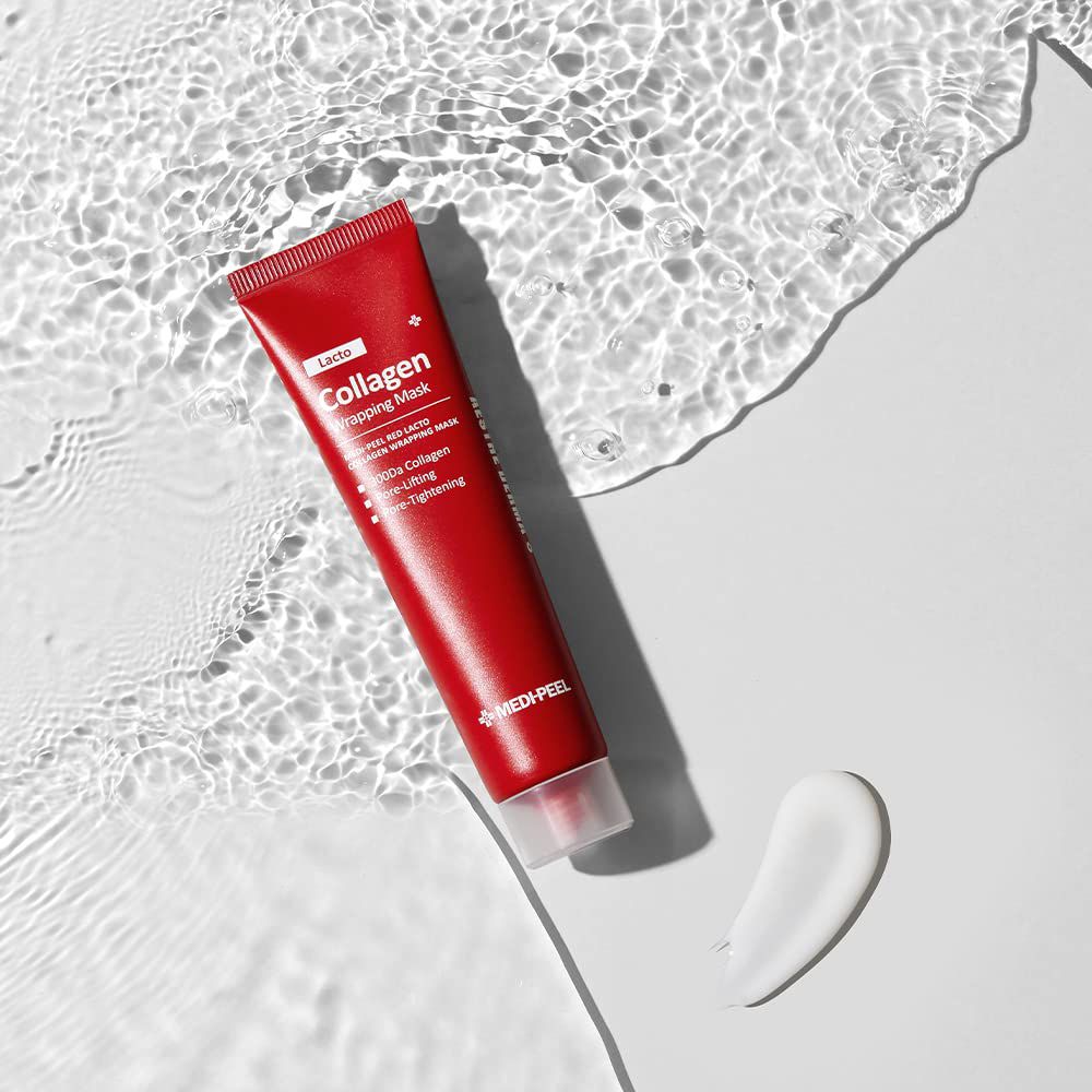 Tubo rosso "Lacto Collagen Wrapping Mask" vicino a increspature d'acqua e un campione di prodotto.