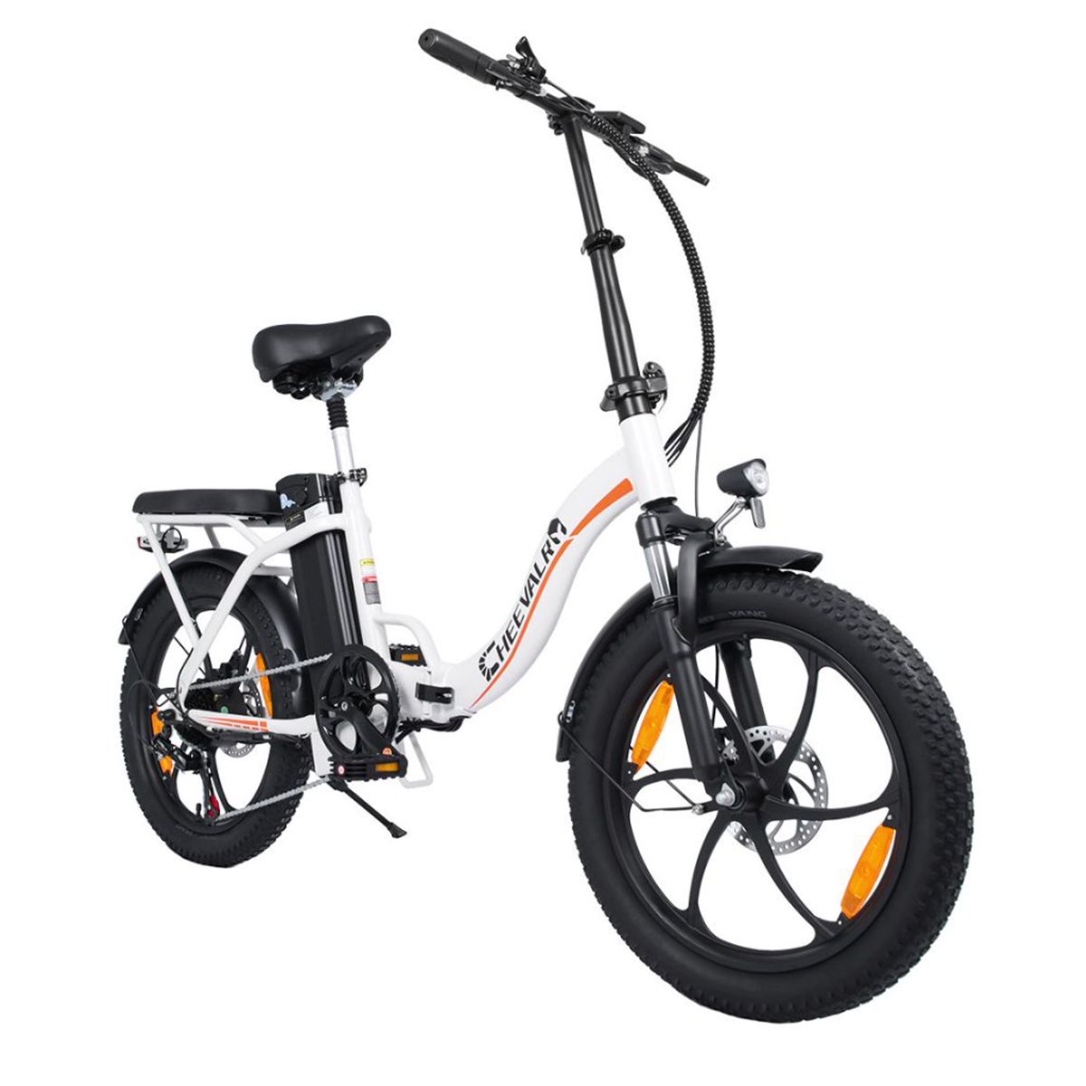 Bicicletta elettrica bianca con pneumatici neri. Visibili: sella, portapacchi, marchio CHEEVALRY.