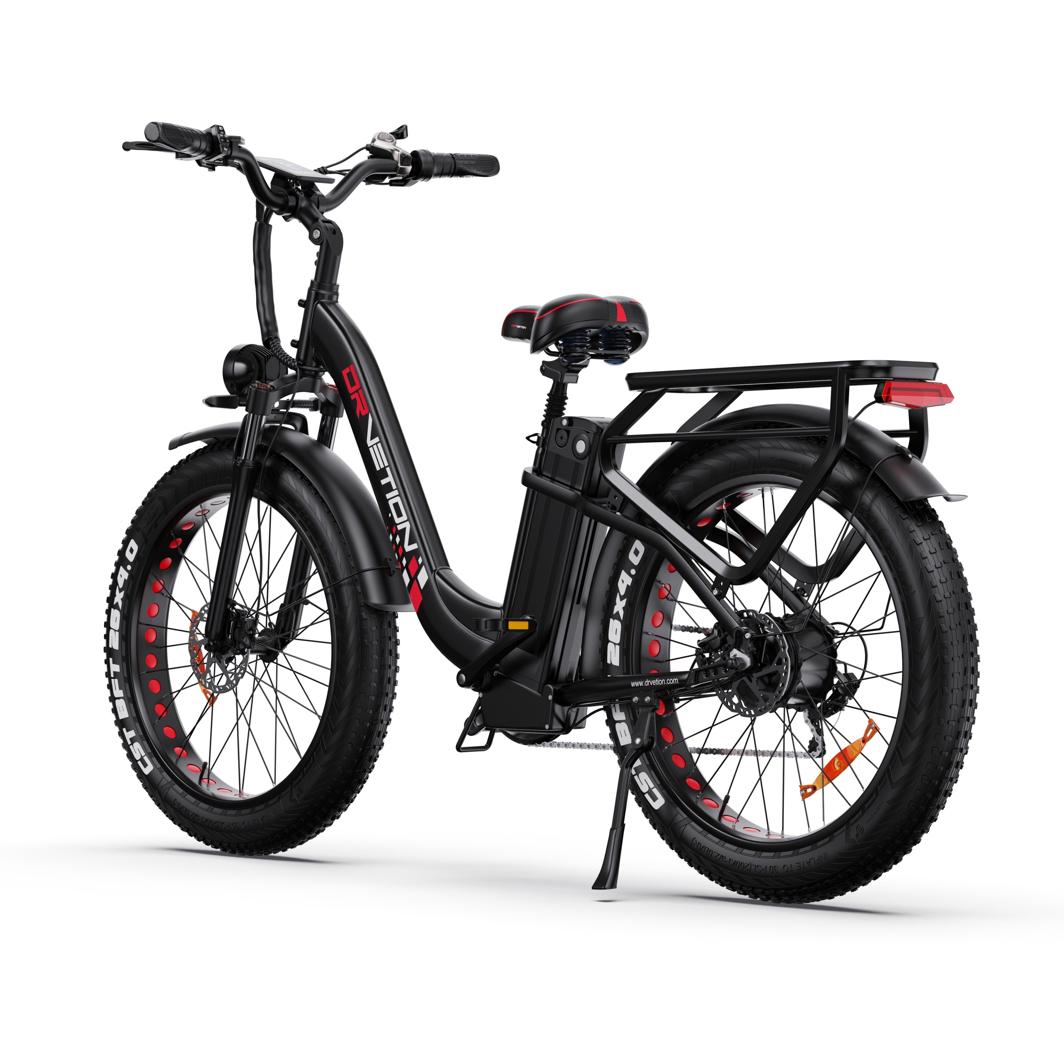 E-bike nera con dettagli rossi. Logo DRVETION visibile, pneumatici larghi, portapacchi, faro.