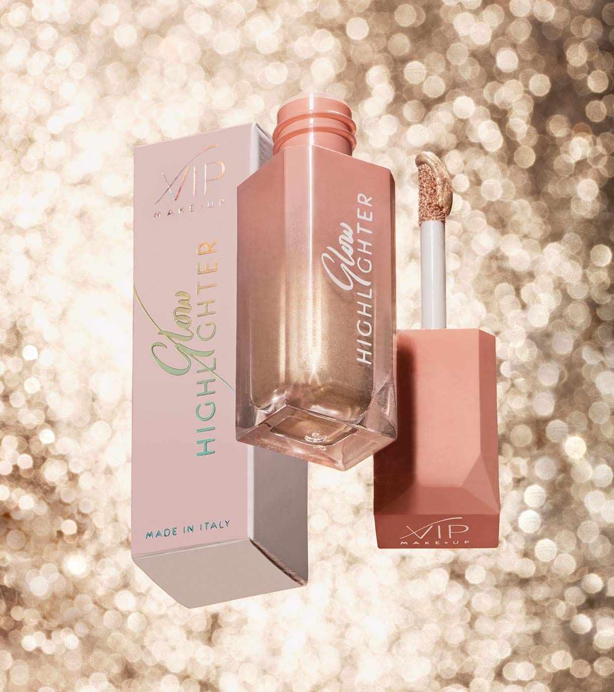 Un illuminante liquido in una bottiglia ottagonale con applicatore e una scatola abbinata. "Glow Highlighter" e "Made in Italy" sono stampati.