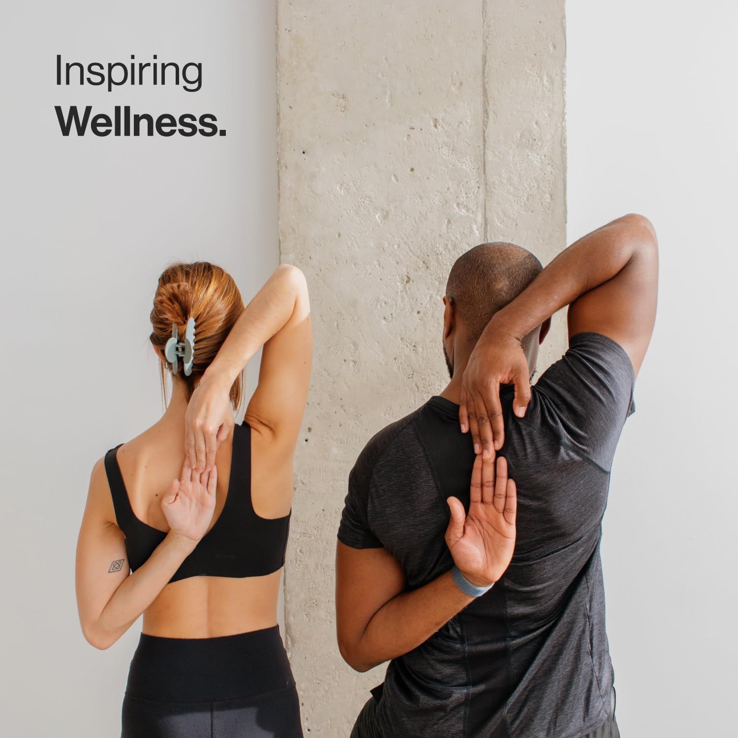 Due persone in posizioni yoga. Testo: Inspiring Wellness.