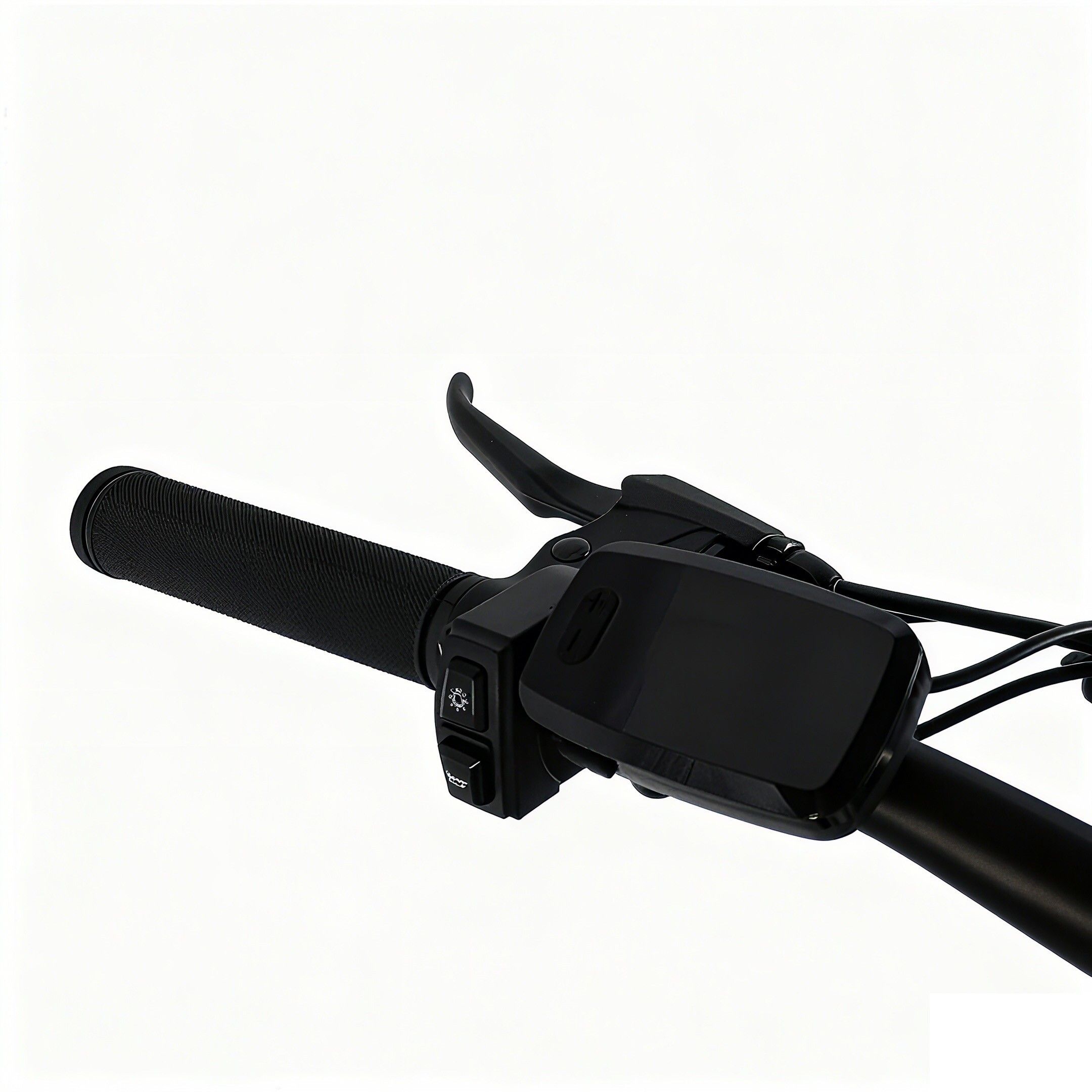 Primo piano del manubrio di una bici elettrica. Manopole, comandi e display neri. Leva del freno.