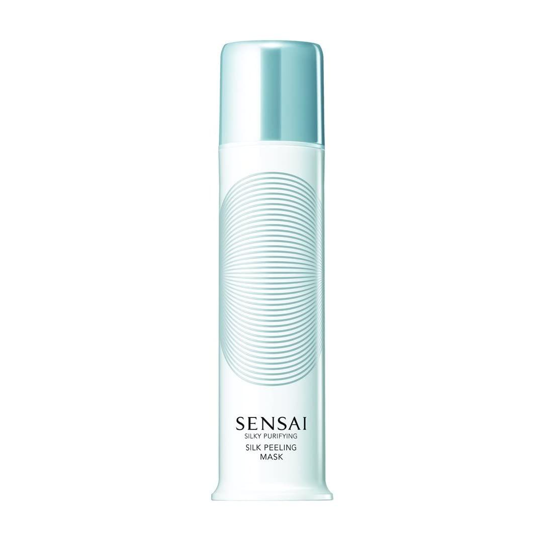 Flacone bianco con tappo azzurro. Linee ondulate verticali. Testo: SENSAI, SILKY PURIFYING, SILK PEELING MASK.