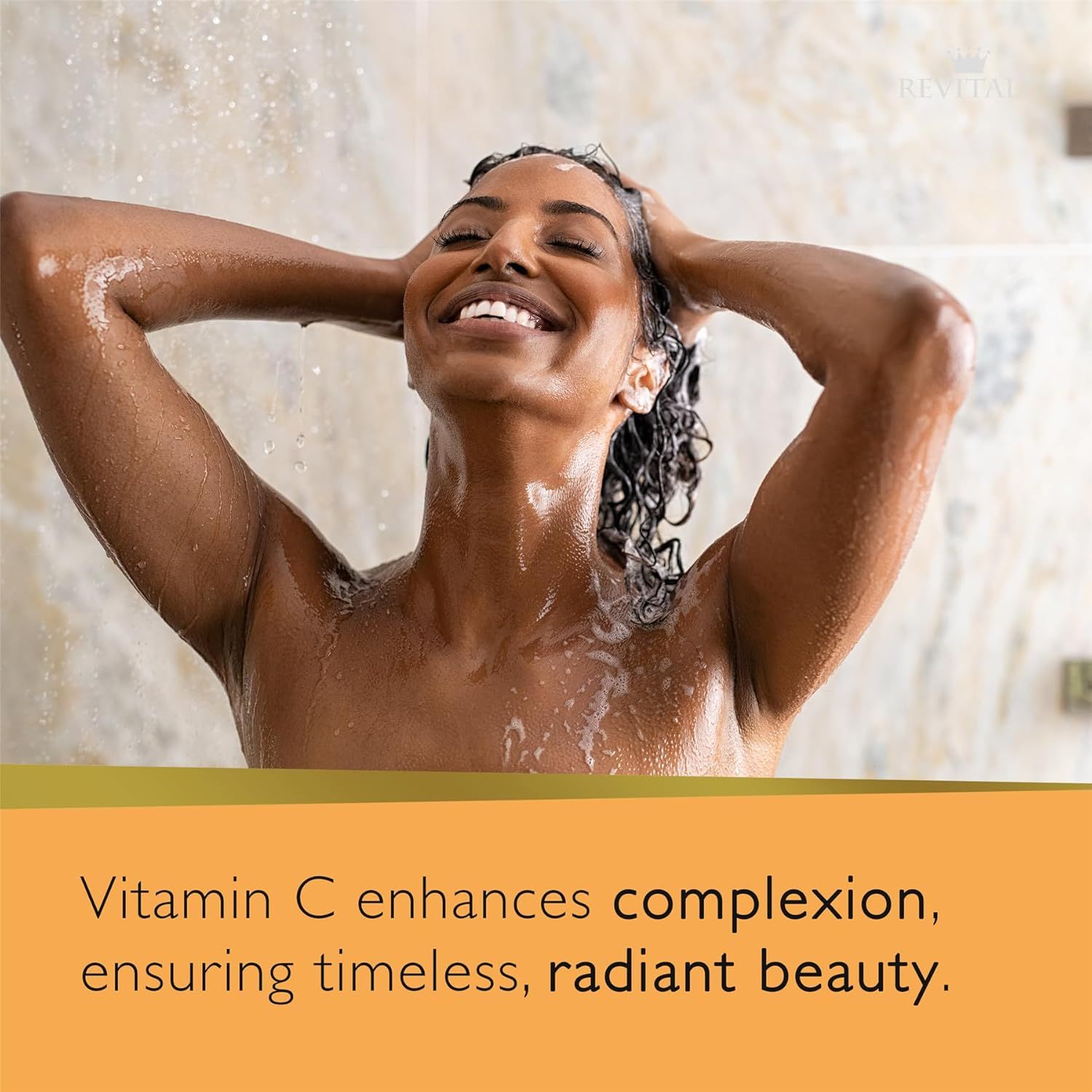 Donna sotto la doccia. Testo: La vitamina C migliora l'incarnato, garantendo una bellezza senza tempo e radiosa.
