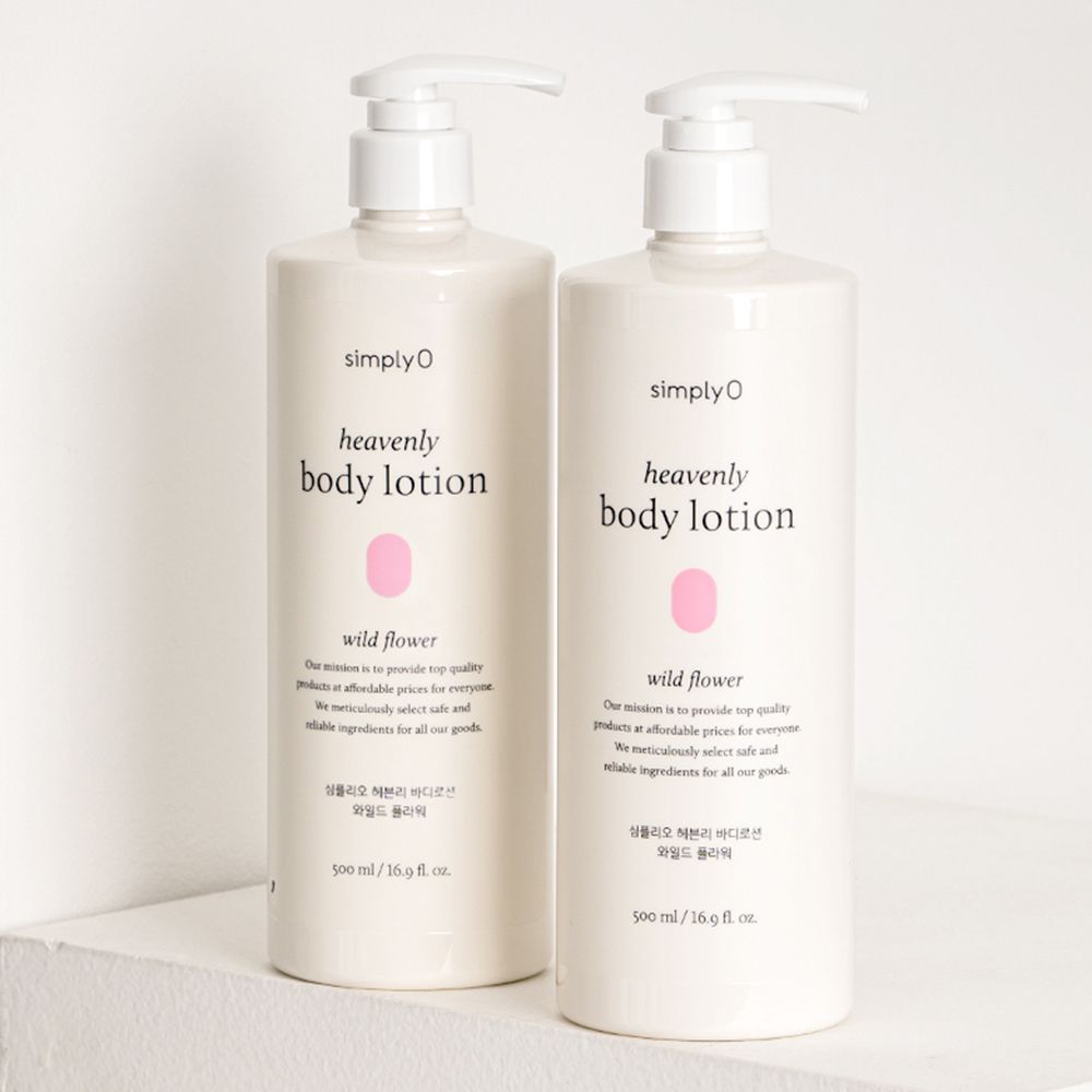 Due flaconi bianchi con dosatore. Scritta: simplyO heavenly body lotion wild flower. Etichetta rosa. Testo in coreano e inglese.