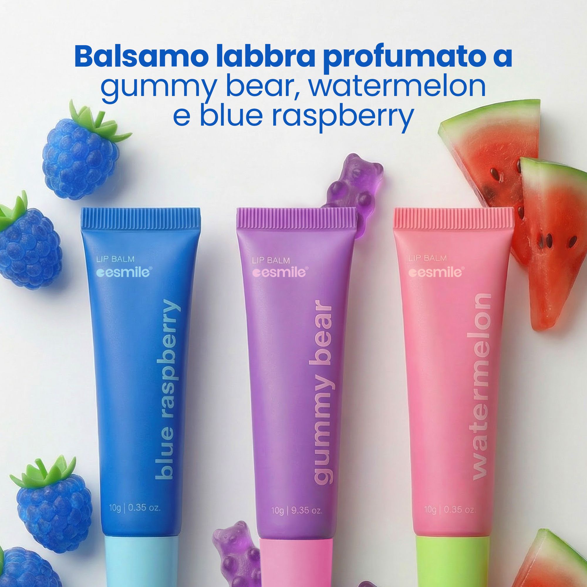 Tre tubetti di balsamo labbra: blu, viola, rosa. Mirtilli, anguria e orsetti gommosi. Testo: Balsamo labbra profumato.