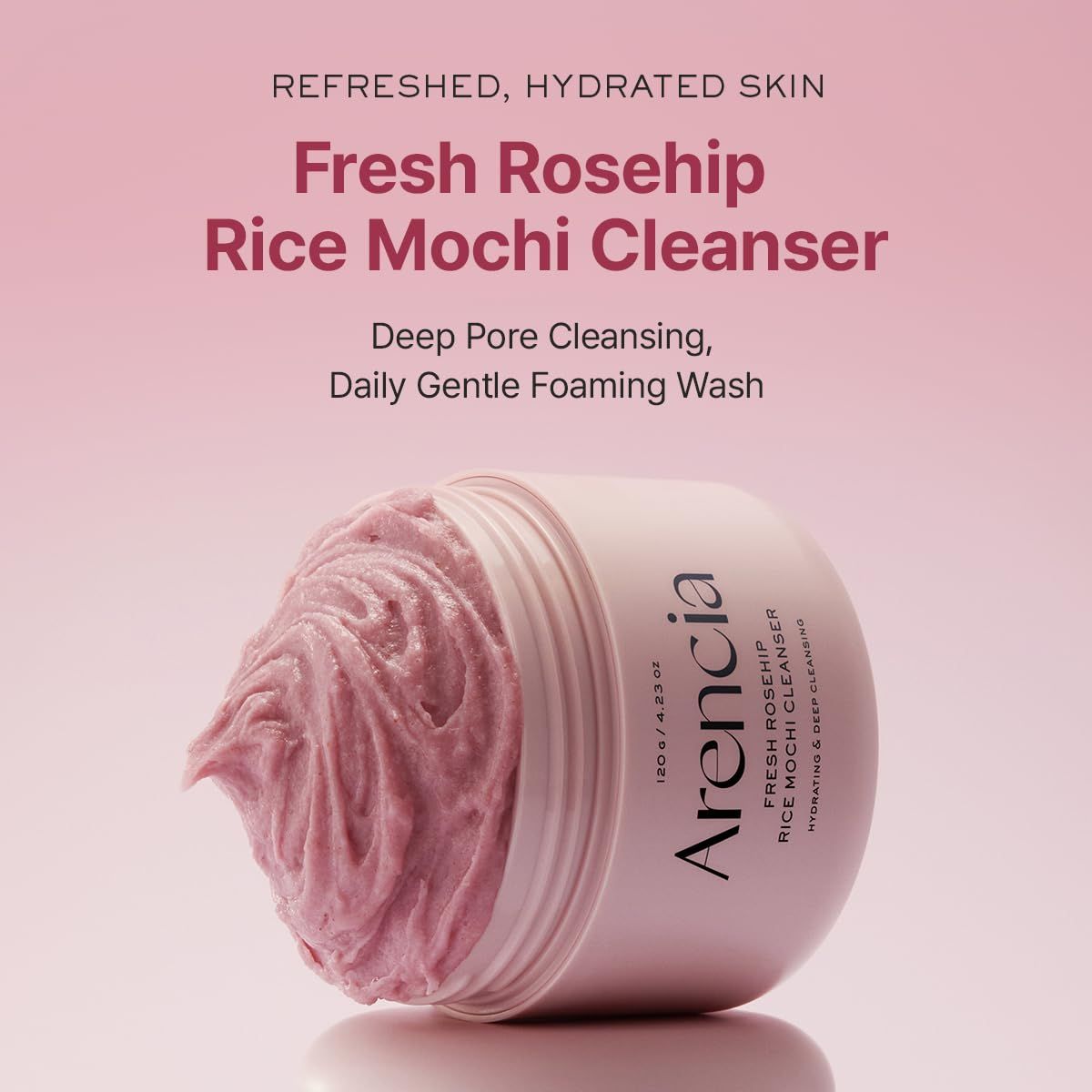 Detersivo rosa in barattolo. Testo: Arencia, Fresh Rosehip Rice Mochi Cleanser. Iscrizione: Idratante e pulizia profonda.