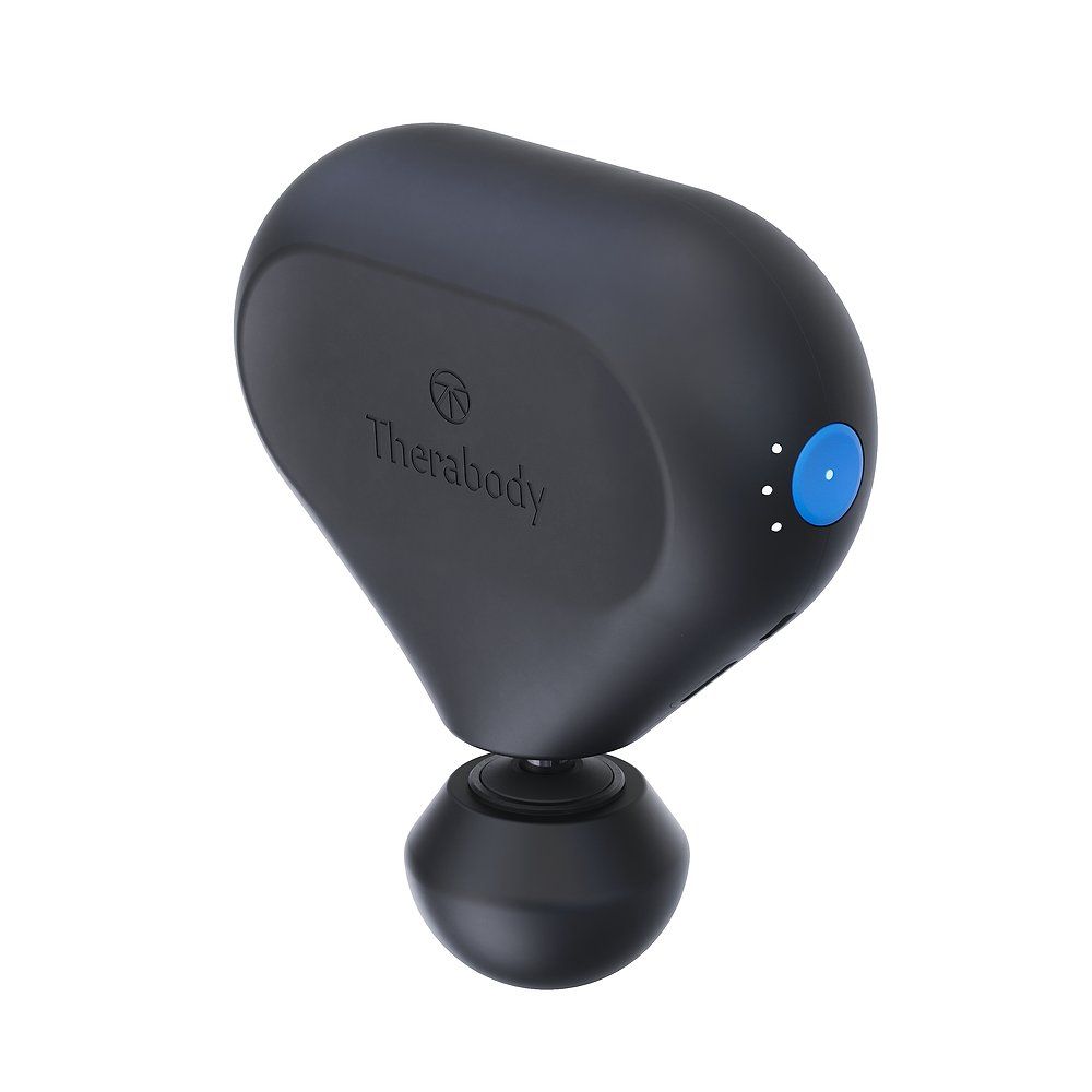 Massaggiatore nero con testa rotonda e pulsante blu. Il testo "Therabody" è visibile.