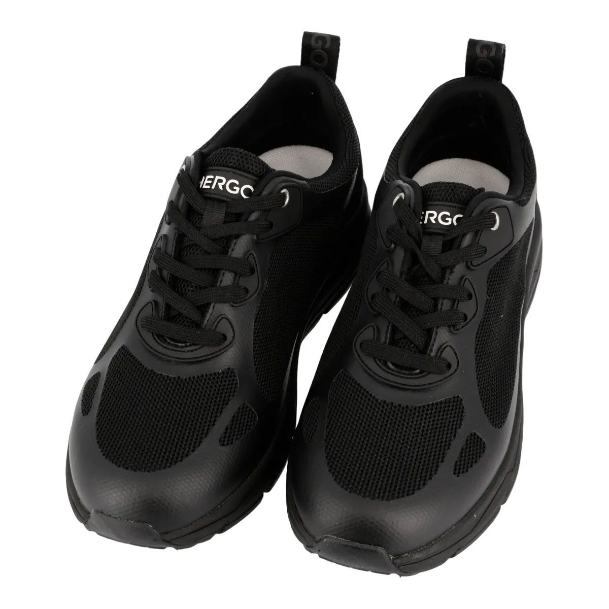 Sneakers nere con lacci. Inserti in mesh e logo sulla linguetta. Vista dall'alto.