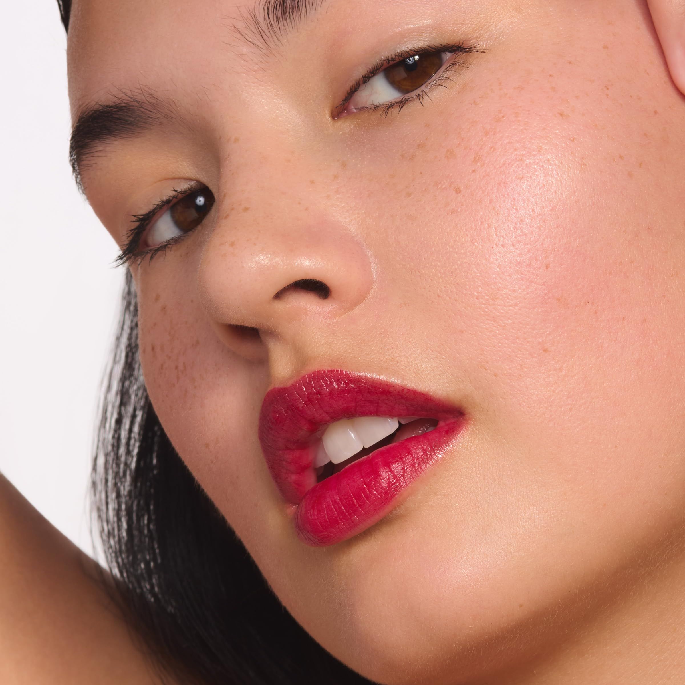 Primo piano di una donna con Clarins Water Lip Stain sulle labbra. Tonalità rosso scuro.