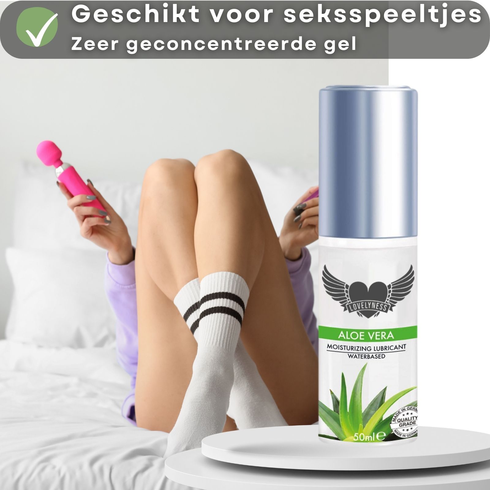 Flacone di lubrificante con testo. Aloe Vera, Moisturizing Lubricant, Waterbased. Donna con giocattolo. Testo: Adatto ai sex toys, gel altamente concentrato.