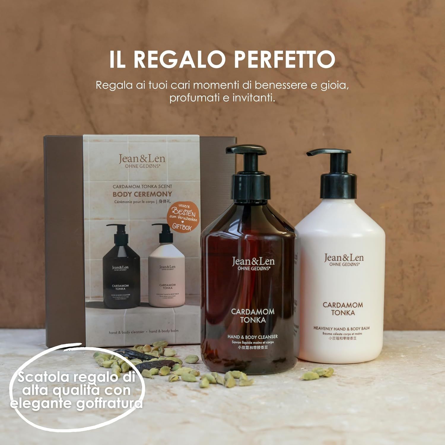 Set regalo con due flaconi e confezione regalo. Testo: Cardamom Tonka Body Ceremony. Confezione regalo con elegante goffratura.