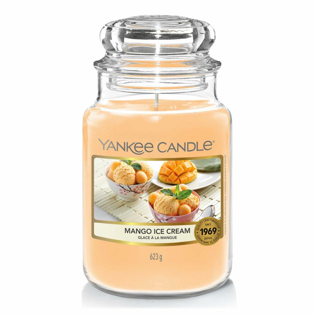 Candela in vaso con coperchio. Etichetta con motivo gelato al mango. Marchio Yankee Candle. Scritta: Mango Ice Cream. 623g.